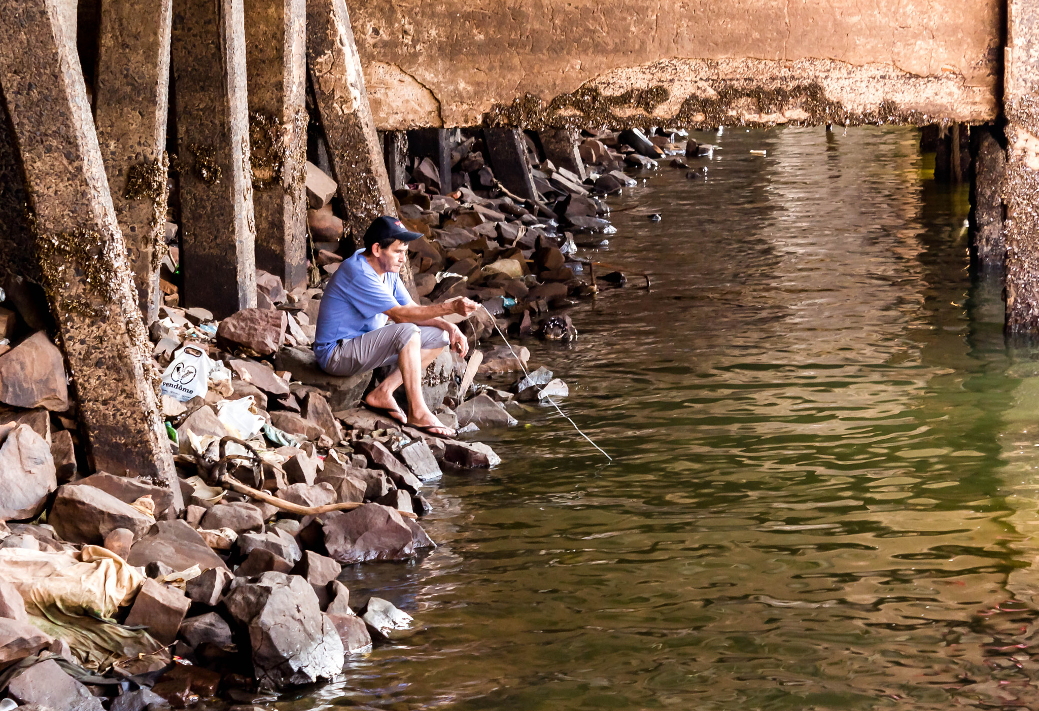 Canon EOS 650D (EOS Rebel T4i / EOS Kiss X6i) sample photo. Pescador bajo el puerto photography
