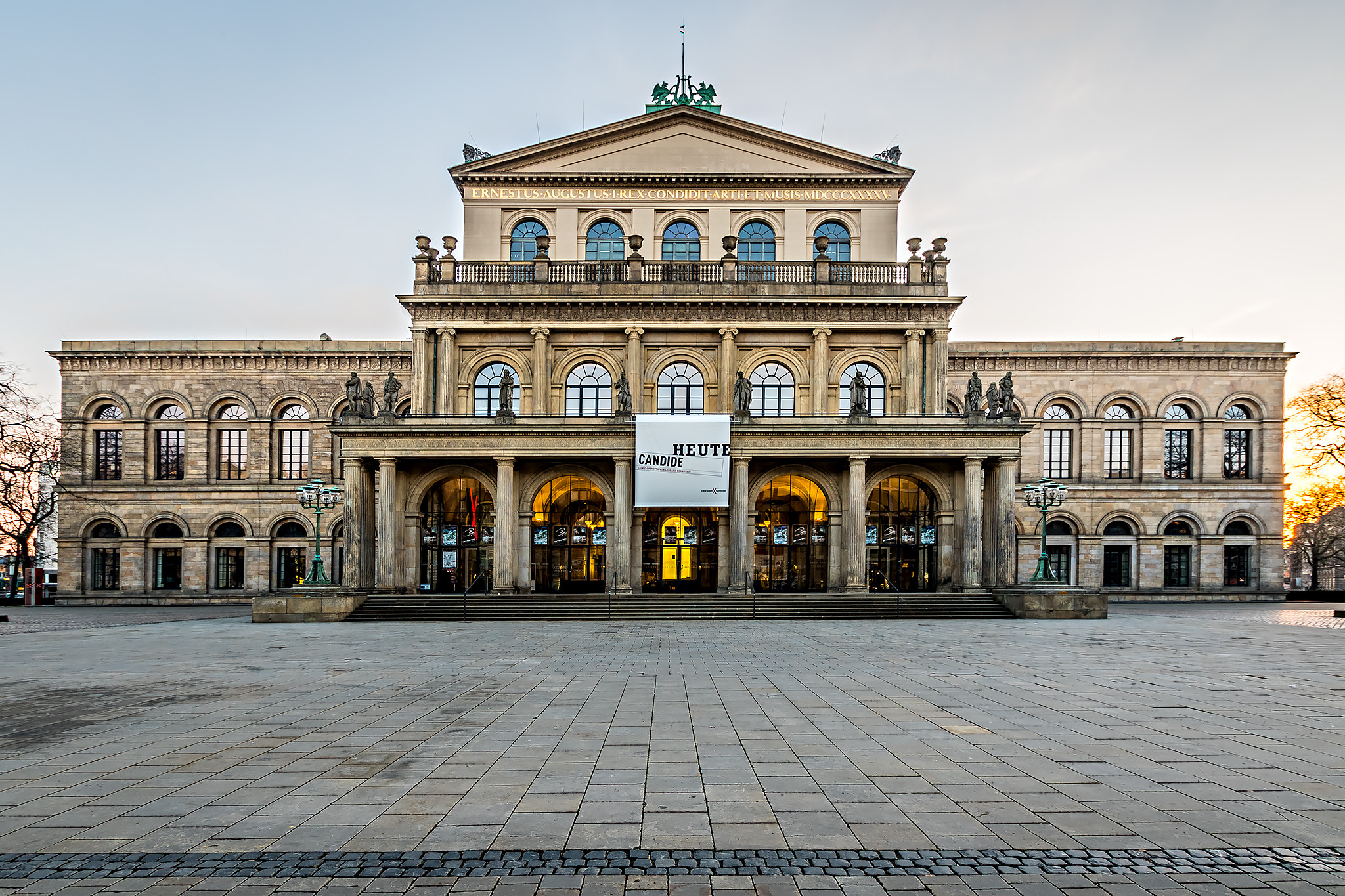 Canon EOS 7D Mark II sample photo. Sunrise behind the opera in hannover photography