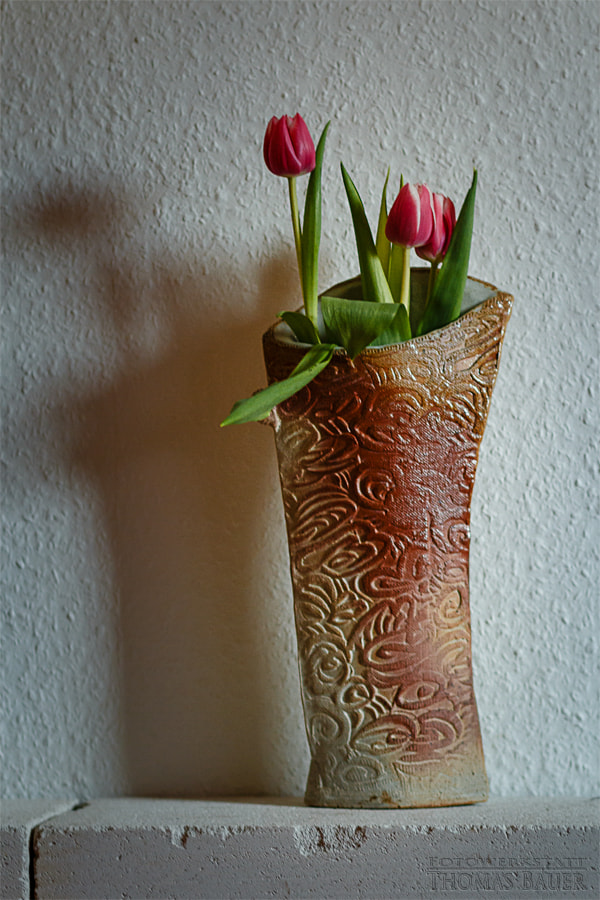 Canon EOS 70D + Canon EF 85mm F1.8 USM sample photo. Tulpen in einer vase der keramikerin birke kästner aus dalberg.  -  tulips in a vase by the... photography