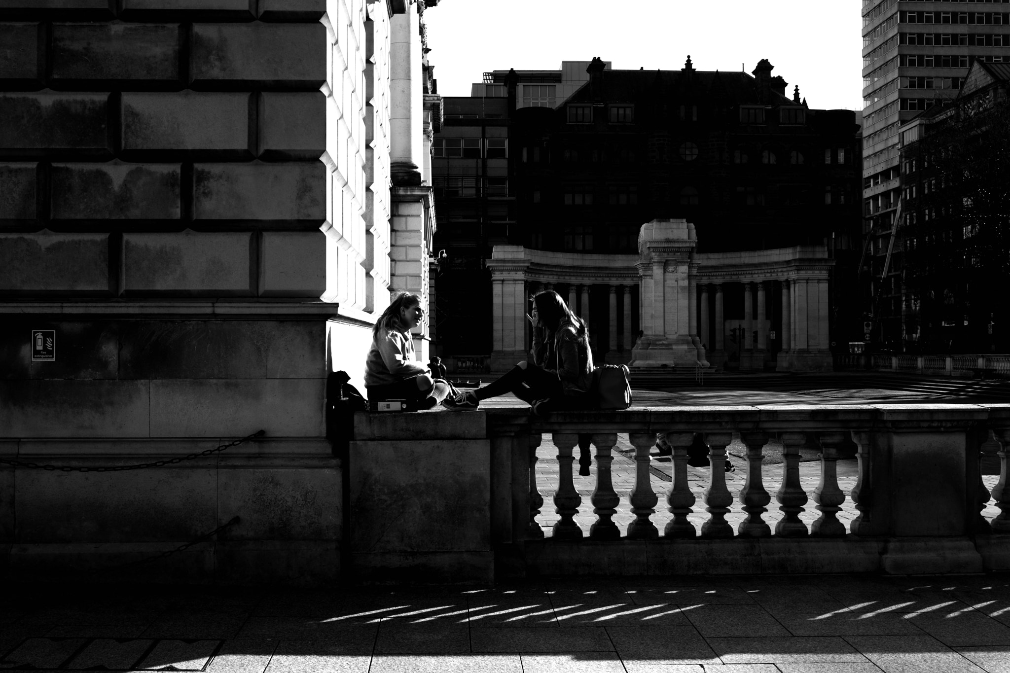 Fujifilm X-Pro2 + Fujifilm XF 27mm F2.8 sample photo. Two girls, catching up at belfast city hall photography