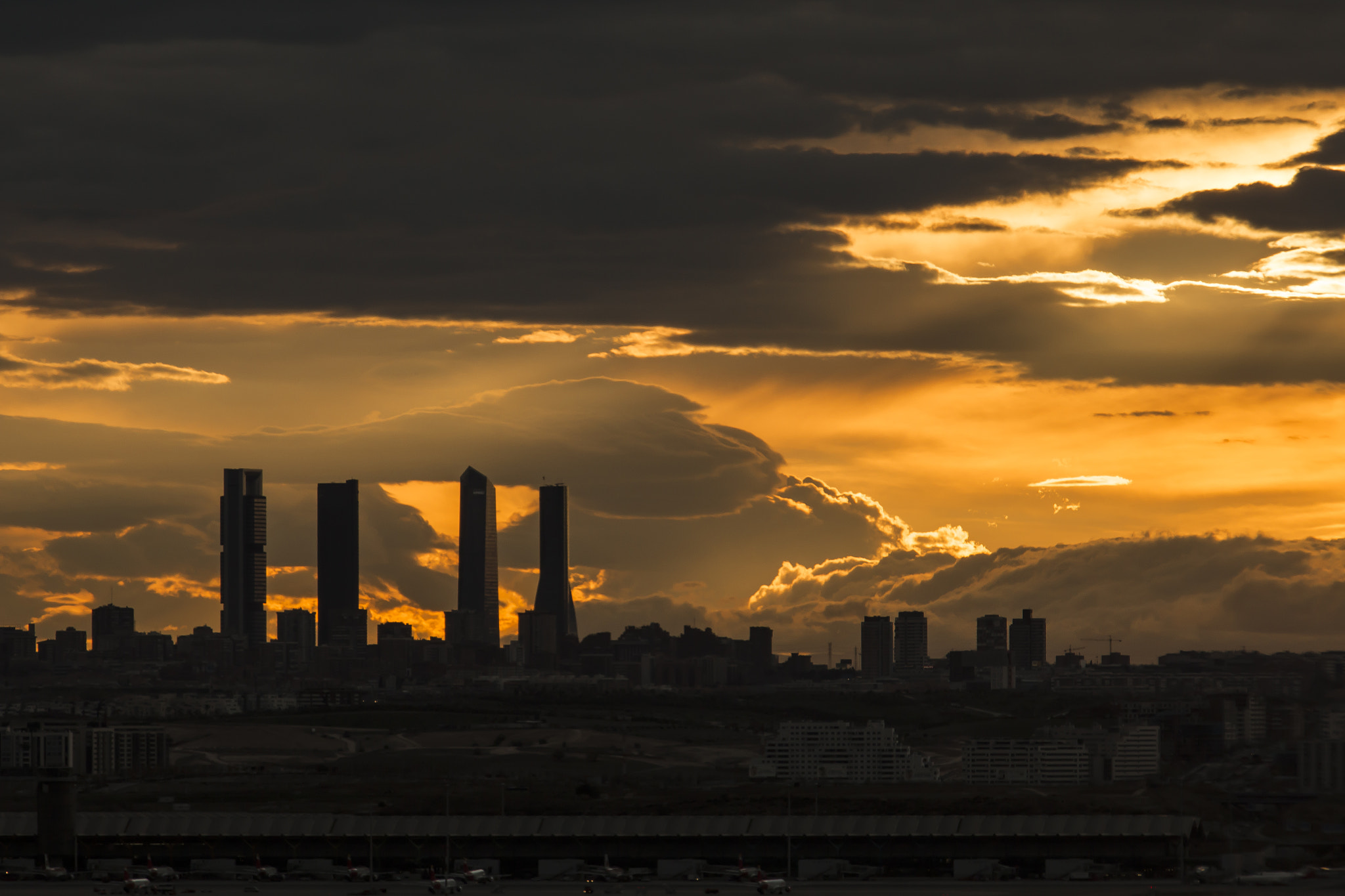 Canon EOS 70D + Sigma 70-200mm F2.8 EX DG OS HSM sample photo. Sunset in madrid photography