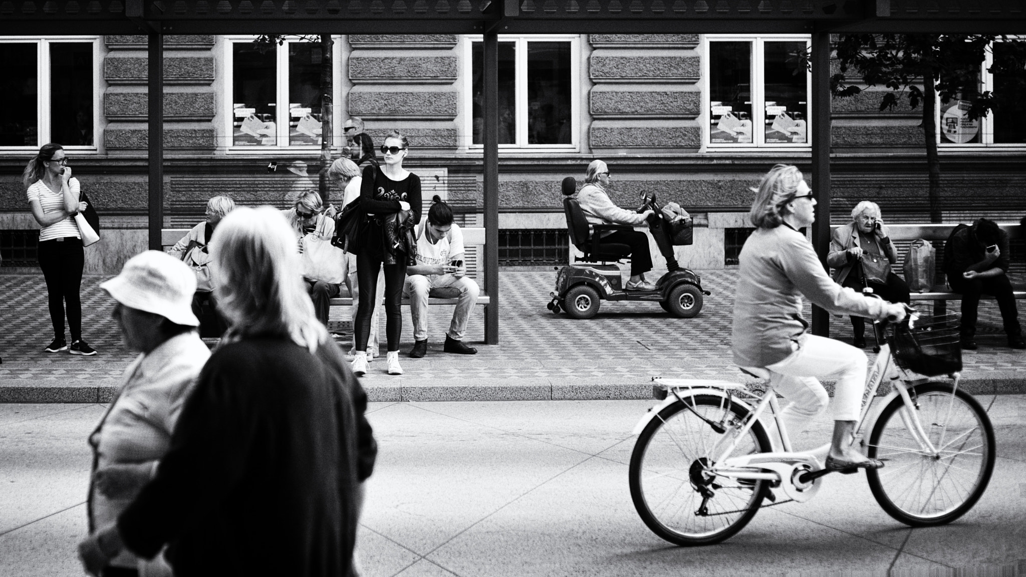 Nikon D700 + Nikon AF Nikkor 50mm F1.8D sample photo. 1/1000 sek of city photography