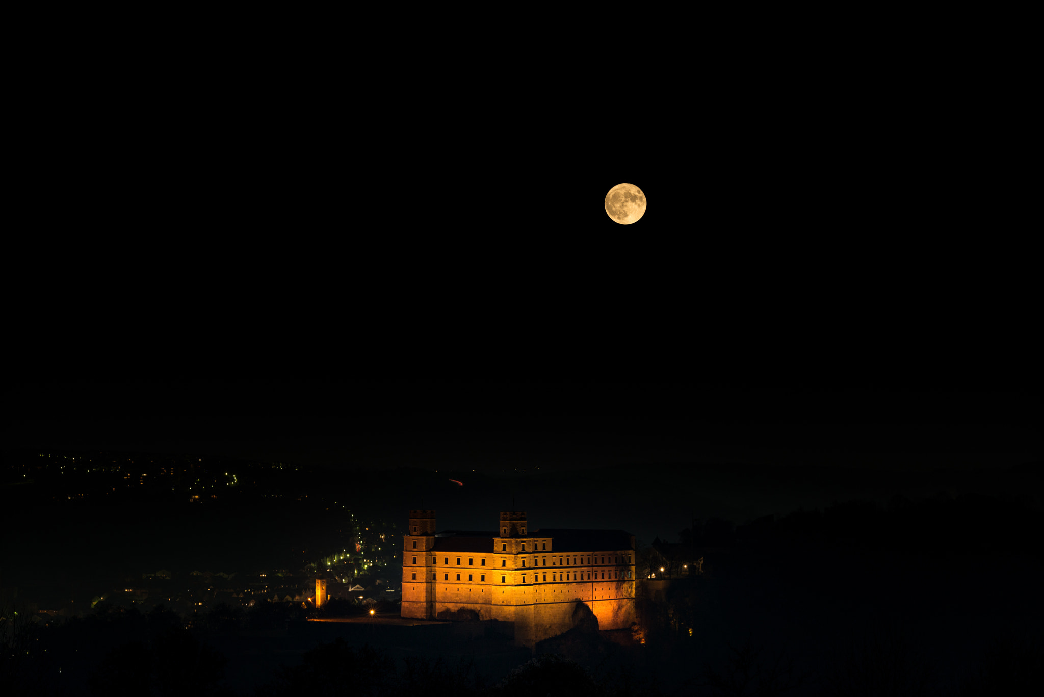 Sigma 70-200mm F2.8 EX DG OS HSM sample photo. Themoon photography