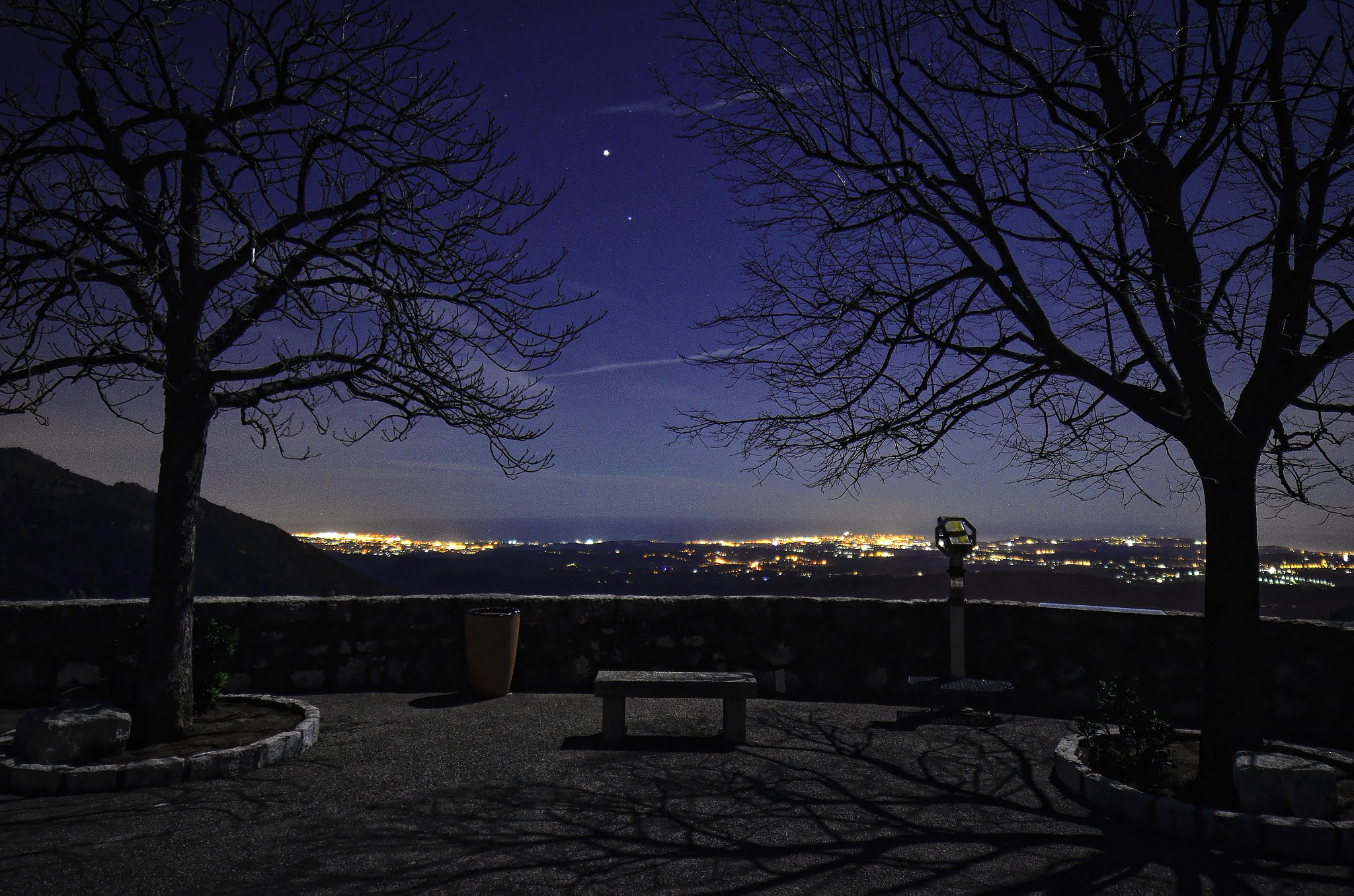 Samyang 14mm F2.8 ED AS IF UMC sample photo. Public bench in the night photography
