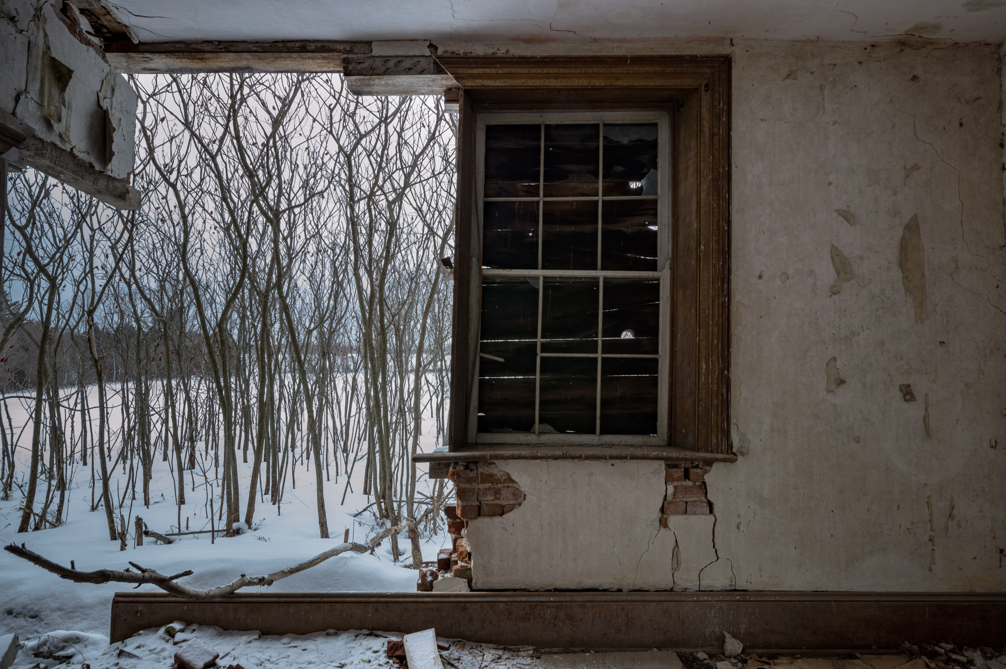 Nikon D3200 + Sigma 10-20mm F4-5.6 EX DC HSM sample photo. Open wall abandoned house winter storm photography