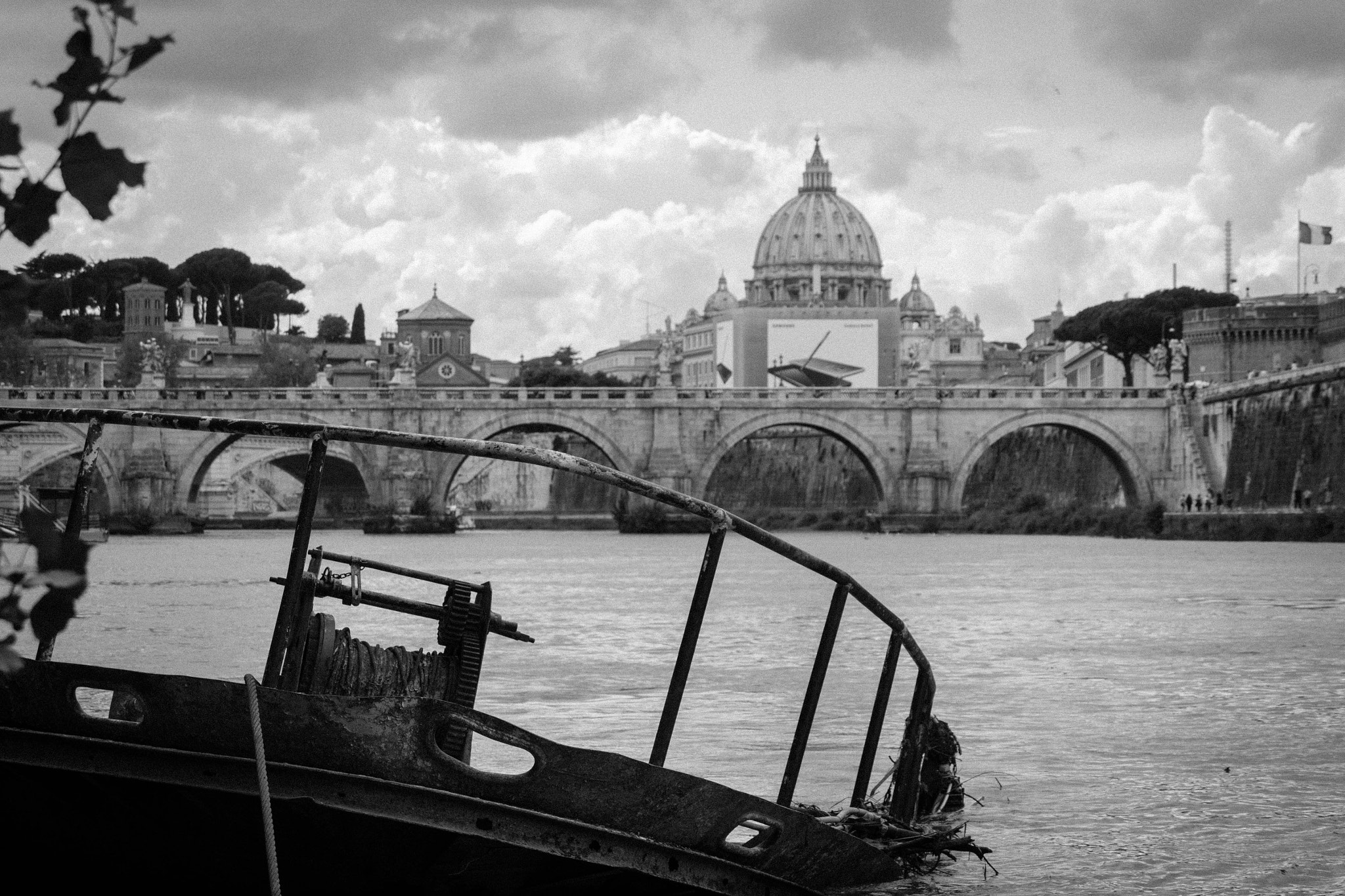 Canon EOS 500D (EOS Rebel T1i / EOS Kiss X3) sample photo. River in rome photography
