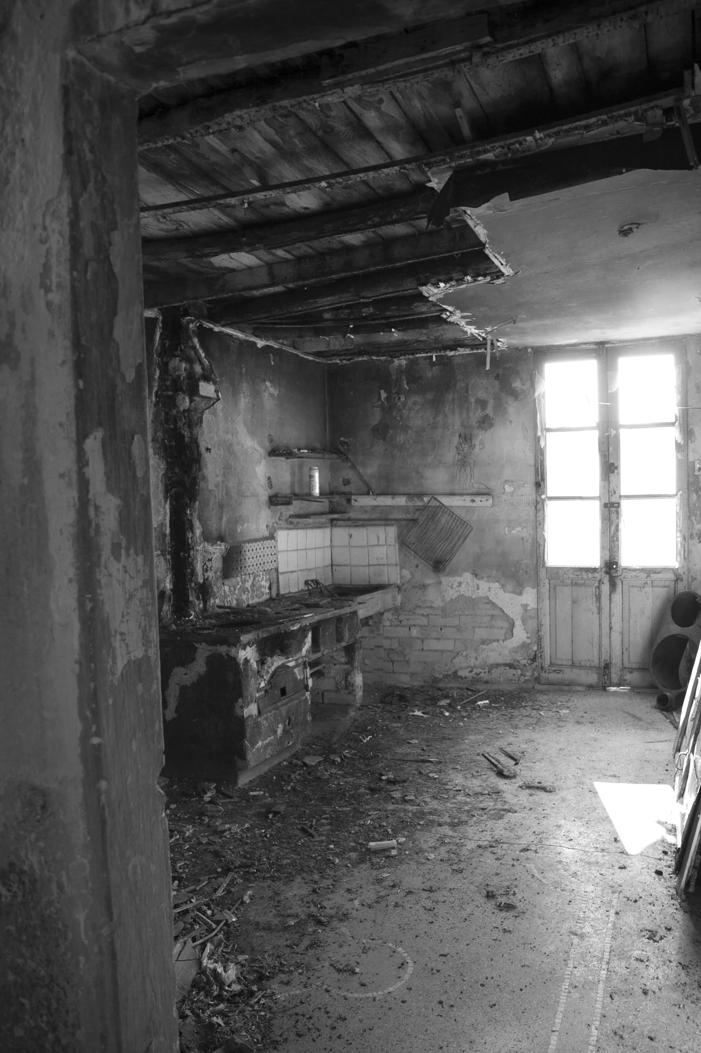 Canon EF-S 17-55mm F2.8 IS USM sample photo. Abandoned kitchen in a lost town photography