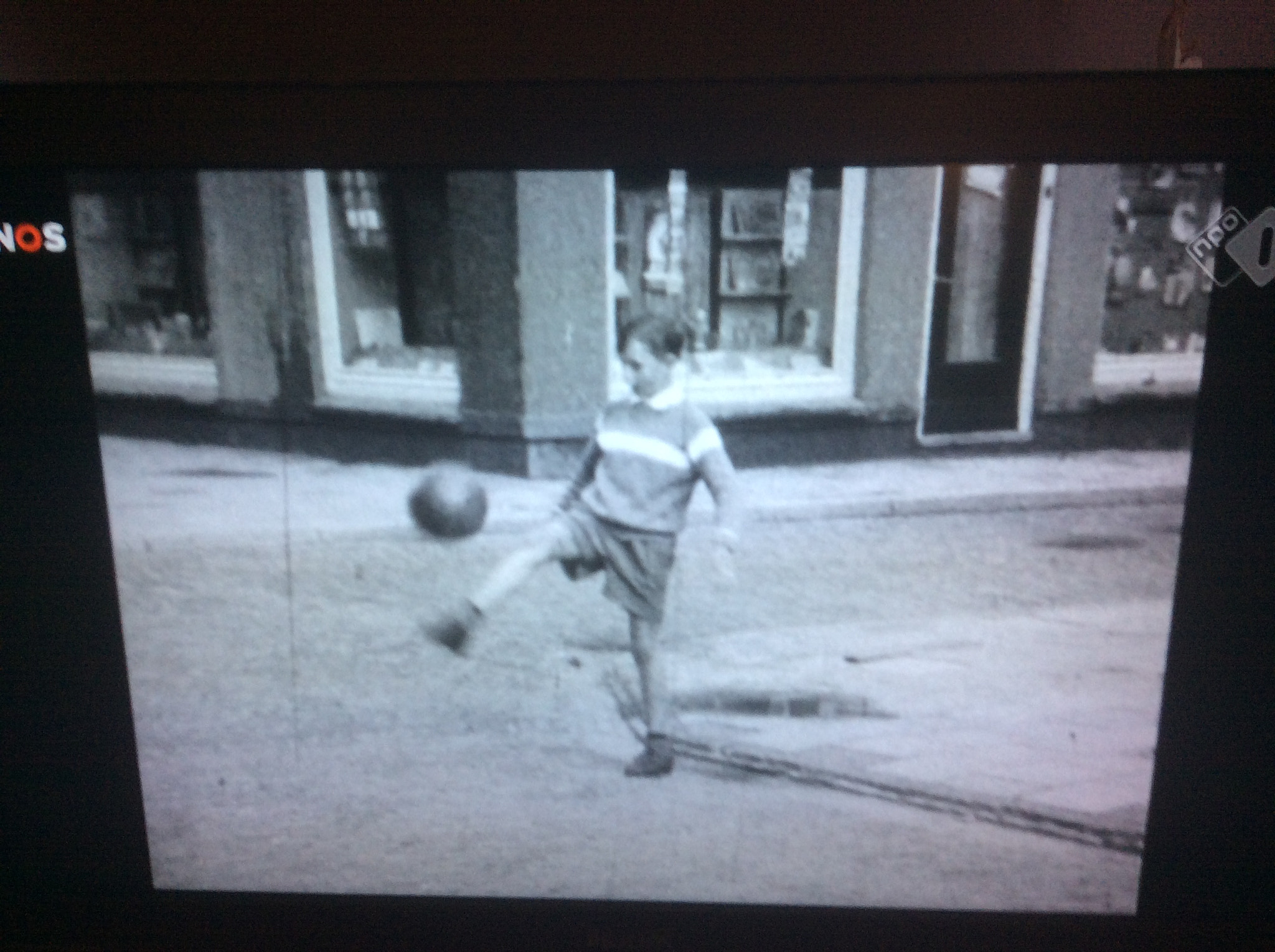 Apple iPad mini 3 sample photo. Minimalistic photo of johan cruijff of my tv-screen photography