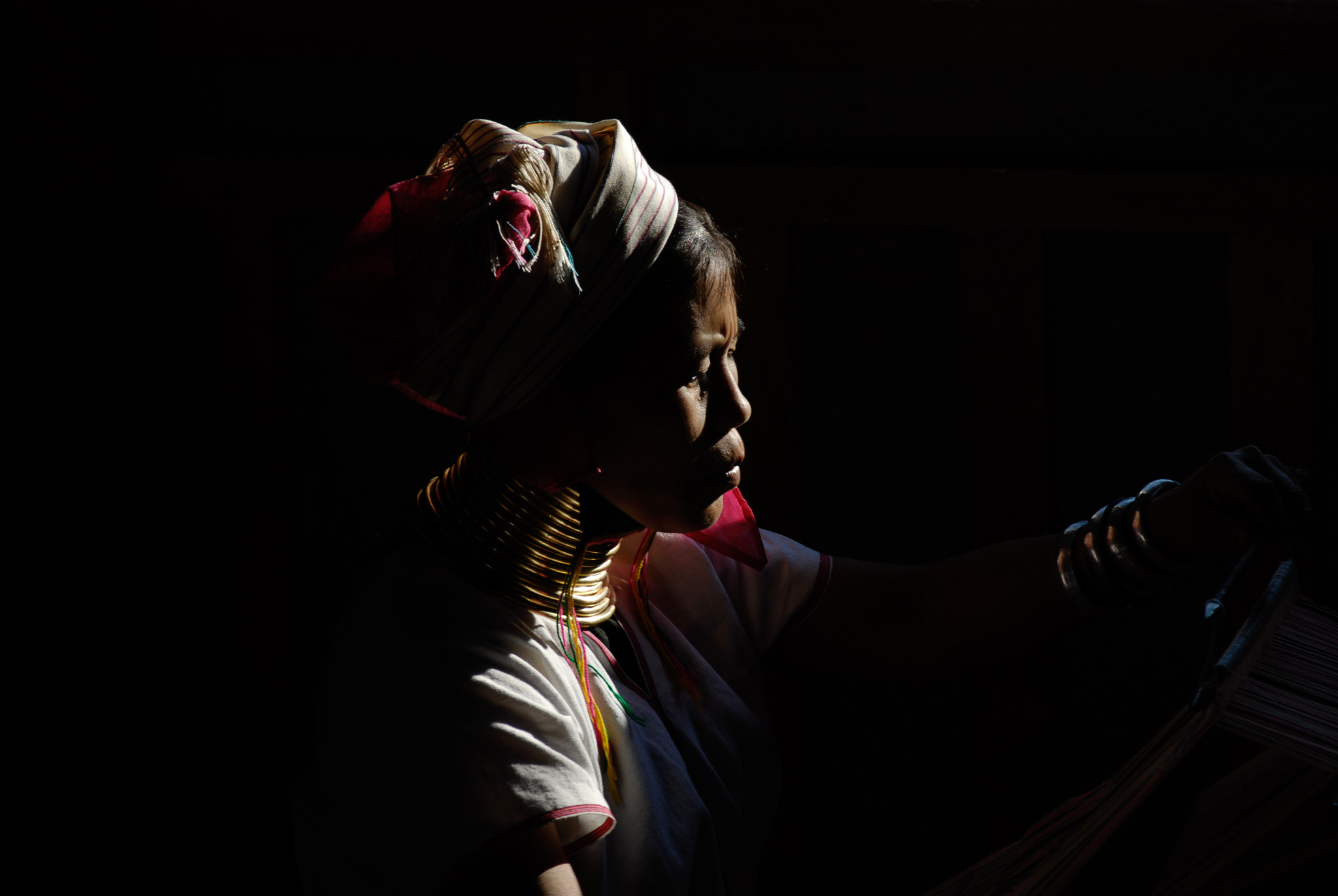 AF Zoom-Nikkor 28-105mm f/3.5-4.5D IF sample photo. Kayan woman (inle lake) photography