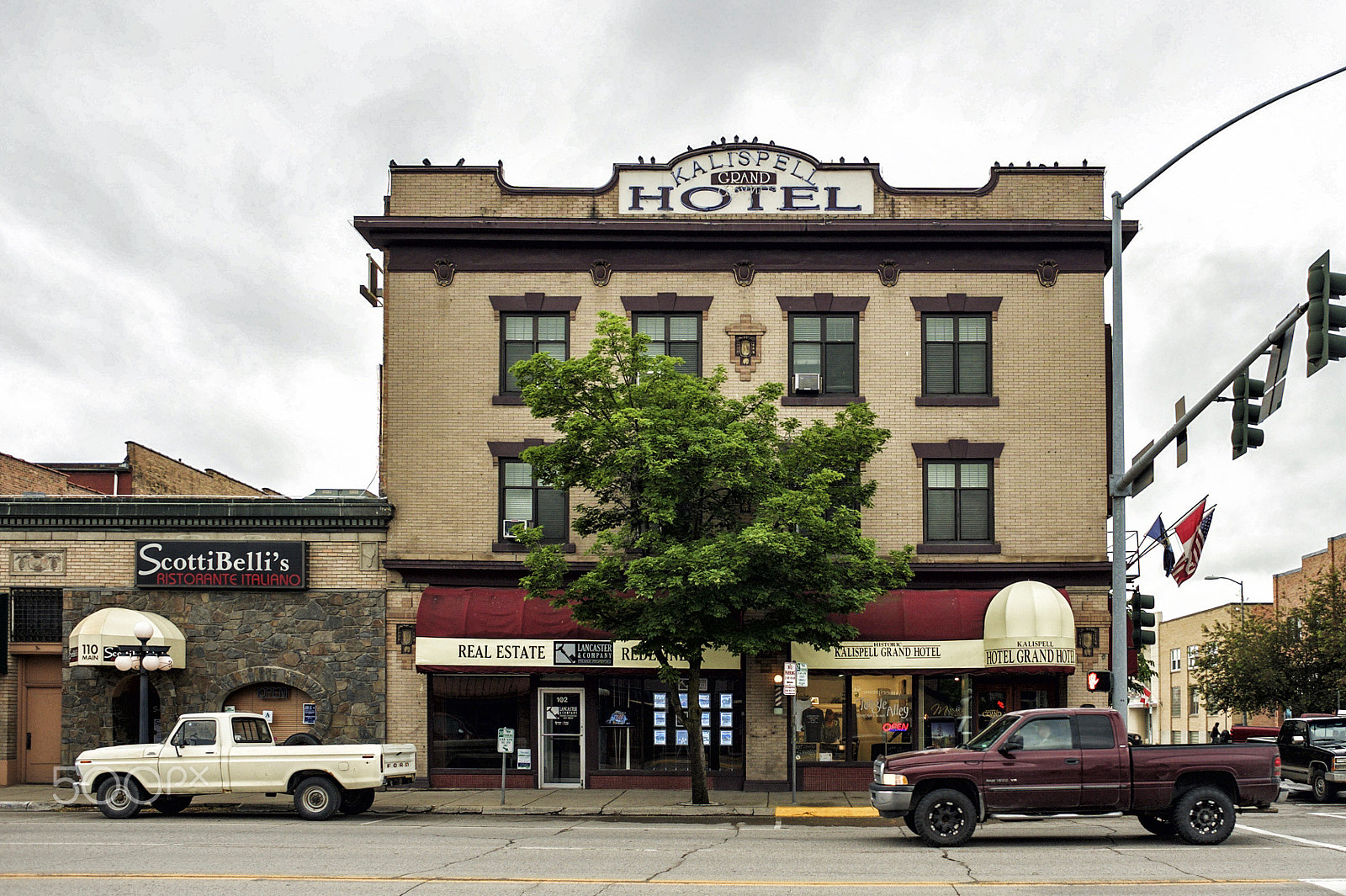 Nikon D700 + Nikon AF Nikkor 24mm F2.8D sample photo. Kalispell hotel photography