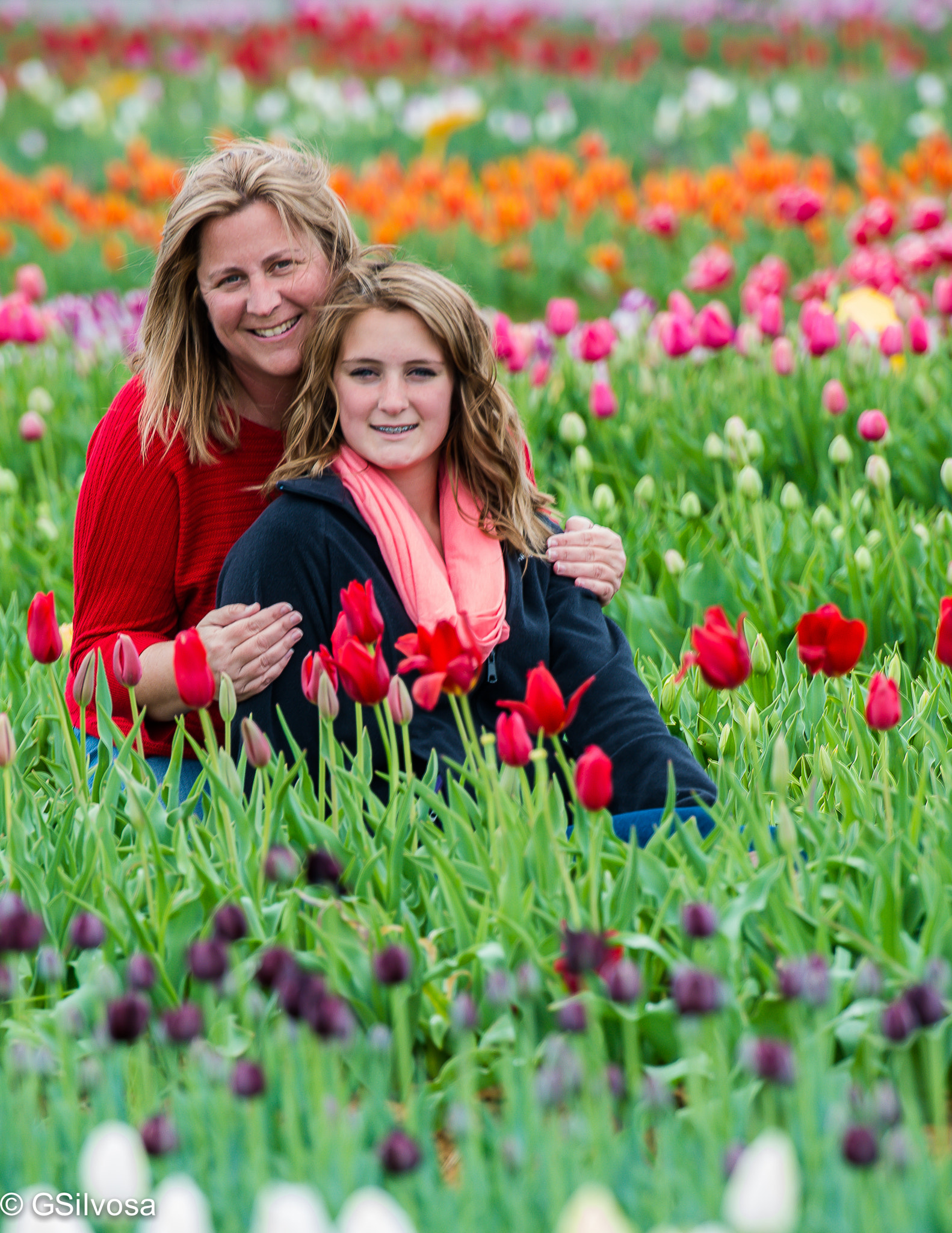 Nikon AF-S Nikkor 70-200mm F2.8G ED VR II sample photo. Mother-daughter in tulip field photography