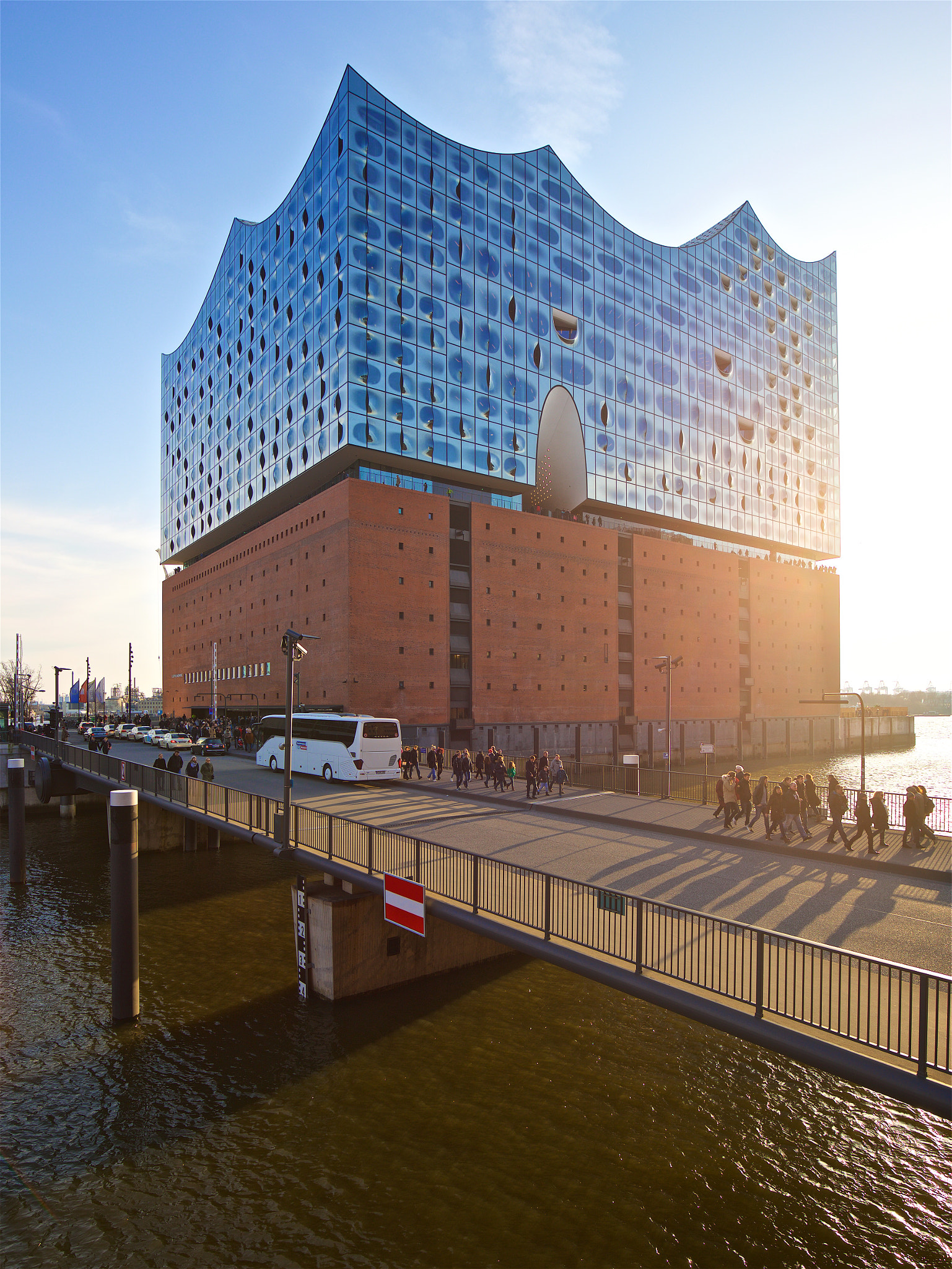 Canon EF 16-35mm F4L IS USM sample photo. Elbphilharmonie hamburg photography