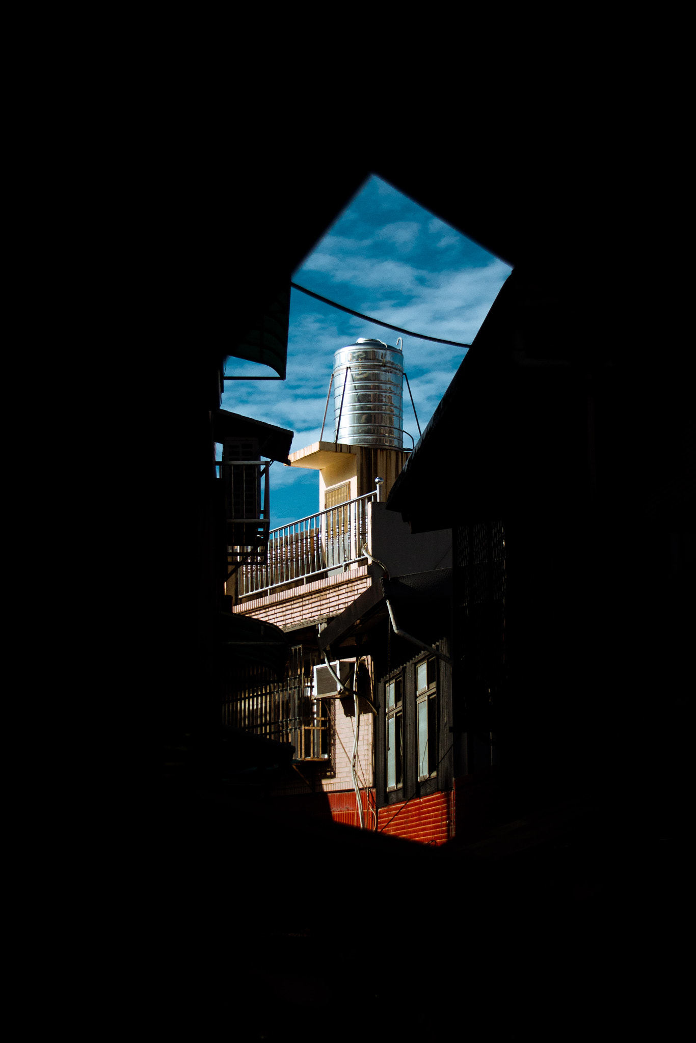 Canon EOS 60D + Sigma 18-200mm f/3.5-6.3 DC OS sample photo. Taken in between some buildings in jiufen, taiwan photography