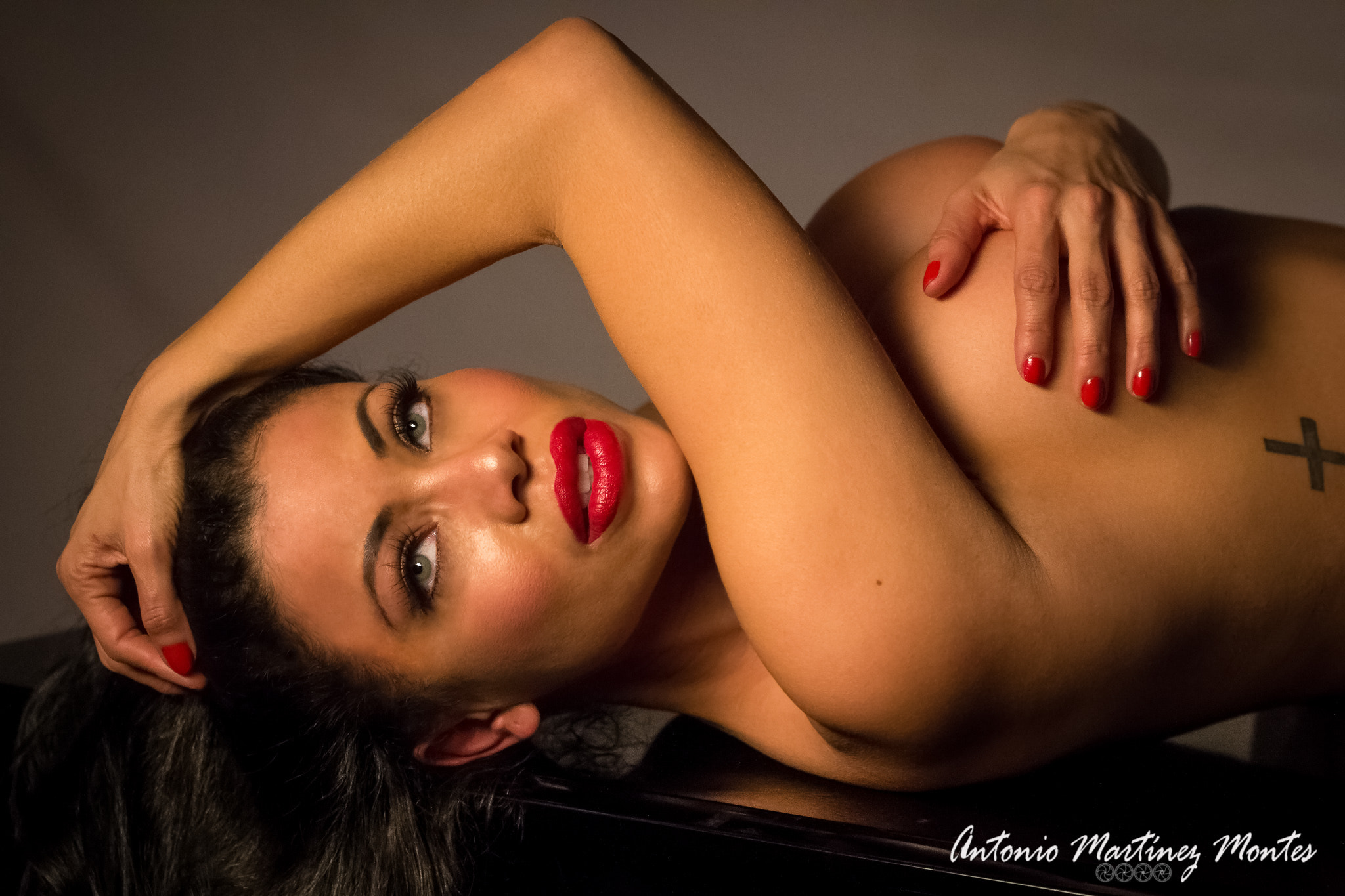 Canon EF 100mm F2.8L Macro IS USM sample photo. Semidesnudo sensual photography