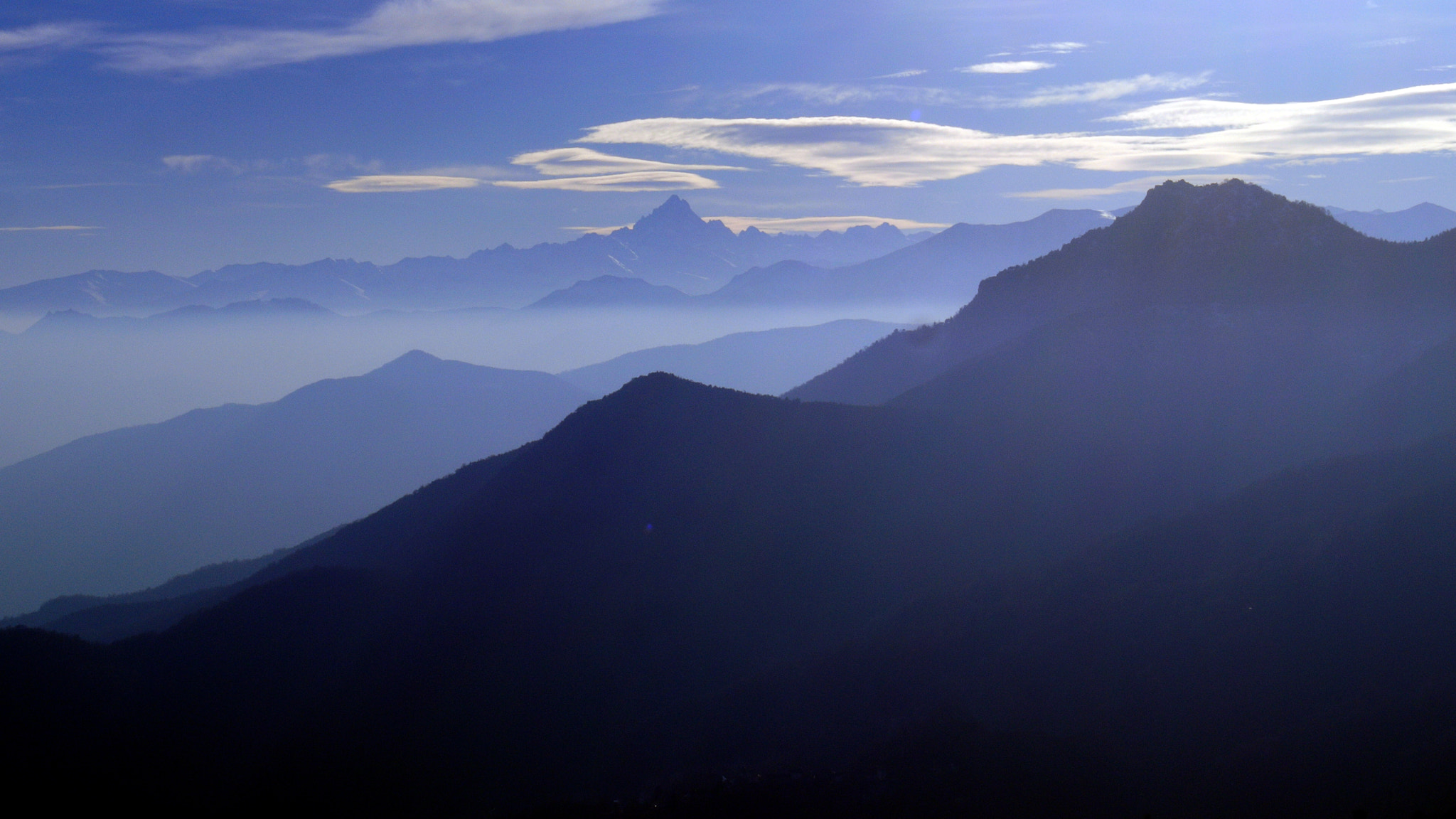 Nikon 1 Nikkor VR 10-30mm F3.5-5.6 sample photo. Mountain skyline photography