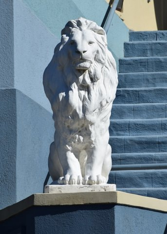 Nikon D3300 + Nikon AF-S DX Nikkor 18-200mm F3.5-5.6G ED VR II sample photo. Lion statue in nc photography