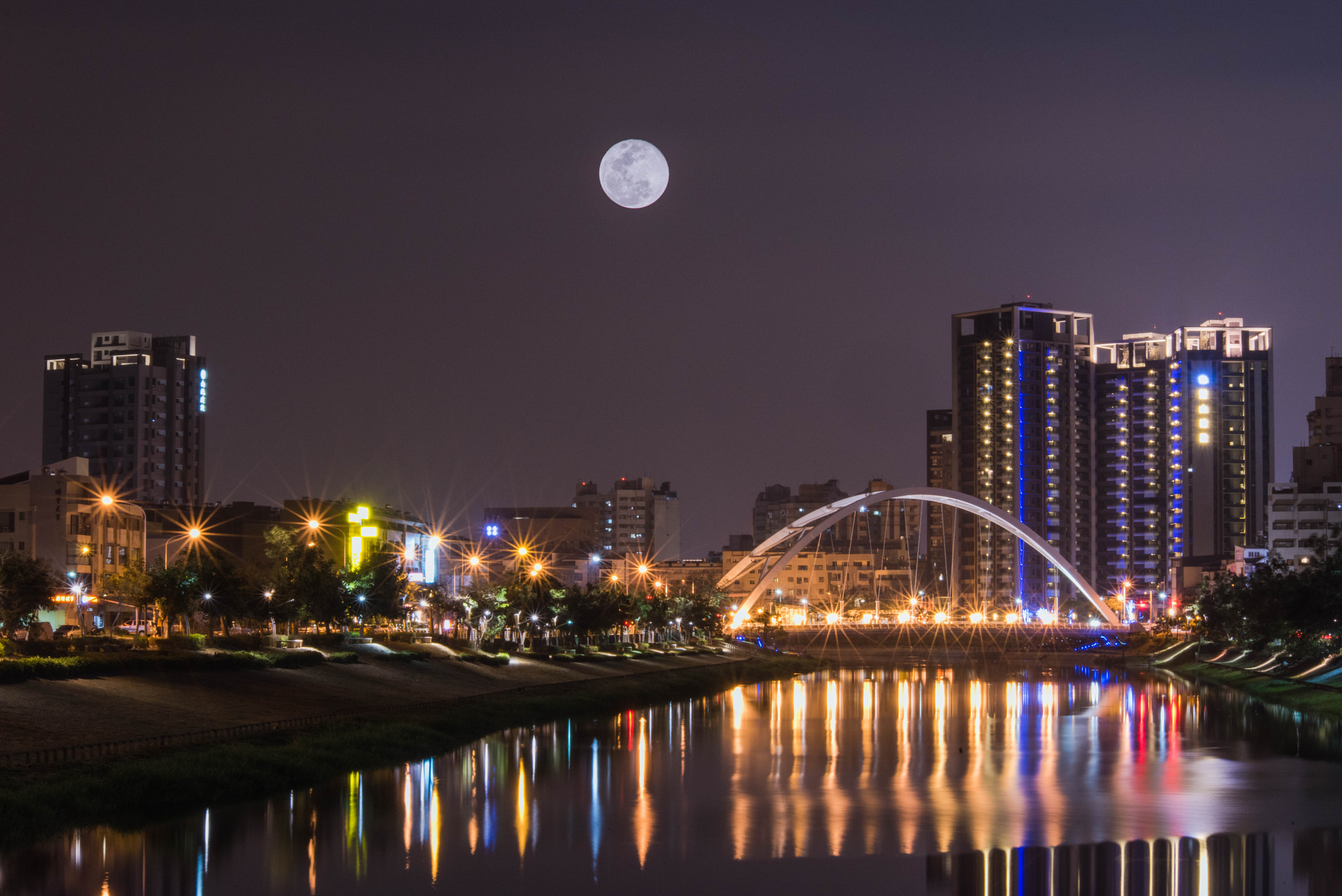 Nikon D810 + AF Nikkor 70-210mm f/4-5.6 sample photo. Full moon moonlight photography