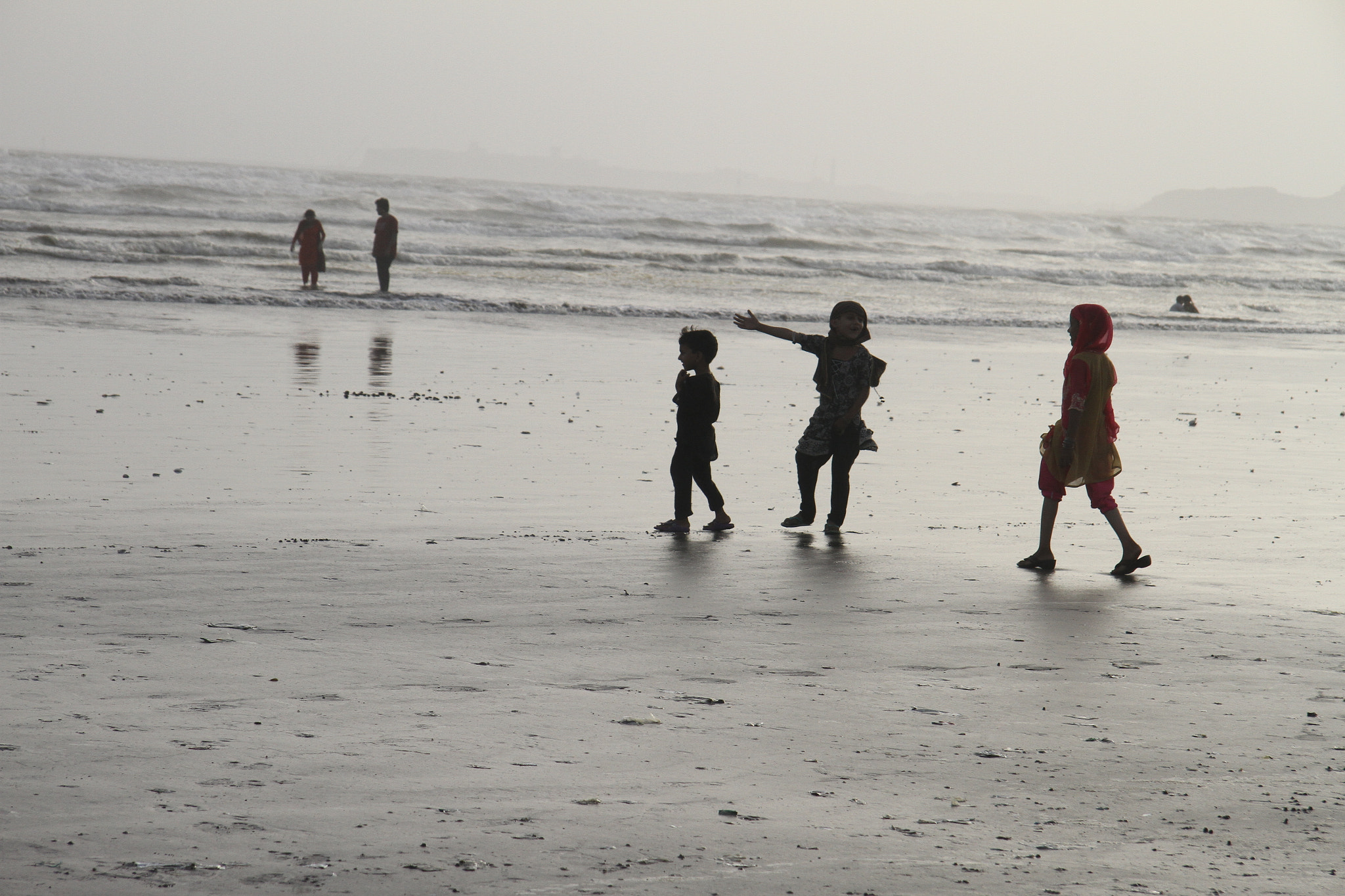 Canon EF-S 17-85mm F4-5.6 IS USM sample photo. Pakistani children at the ocean photography