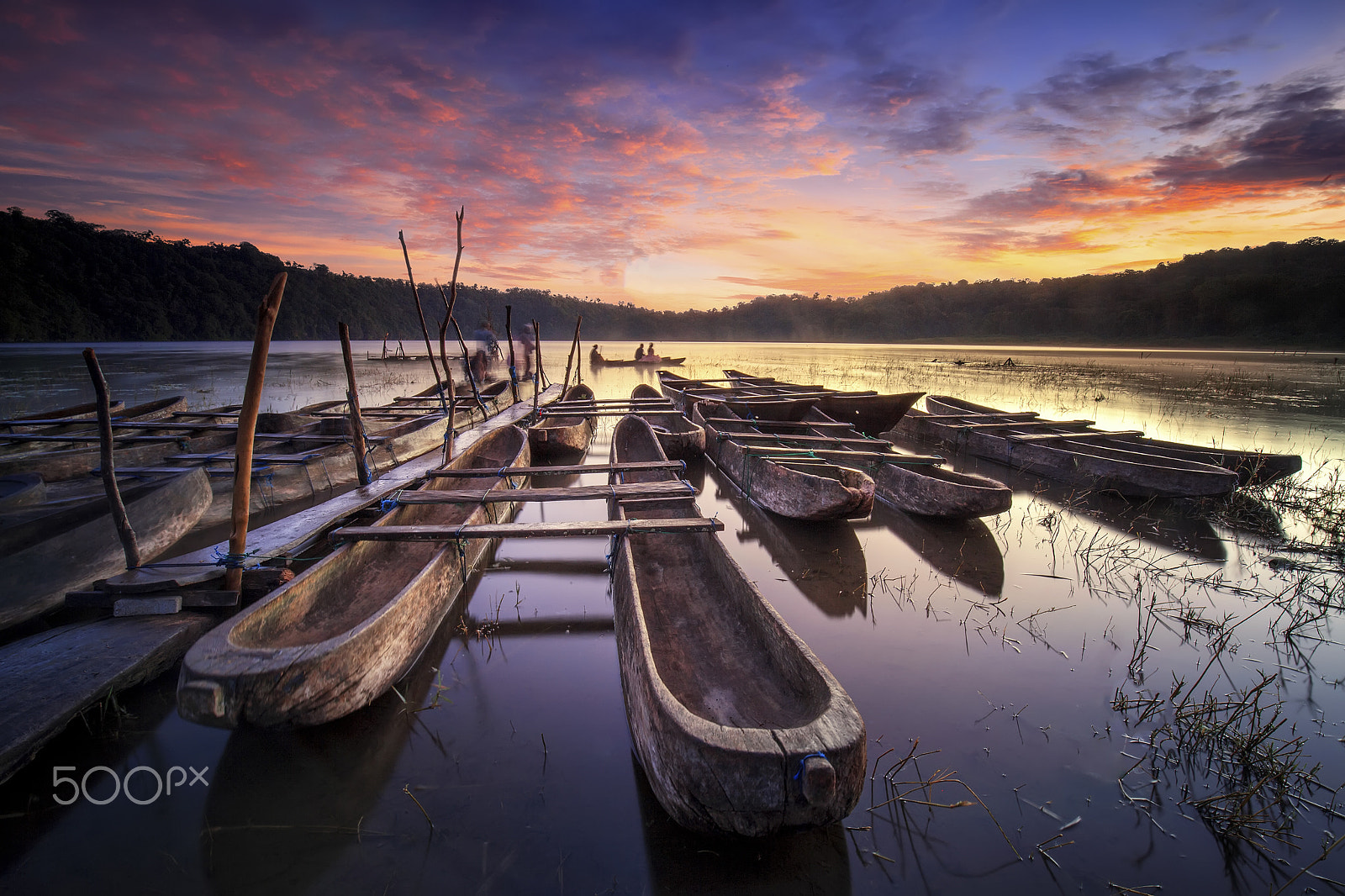 Canon EF 16-35mm F4L IS USM sample photo. Traditional boat in tamblingan lake photography