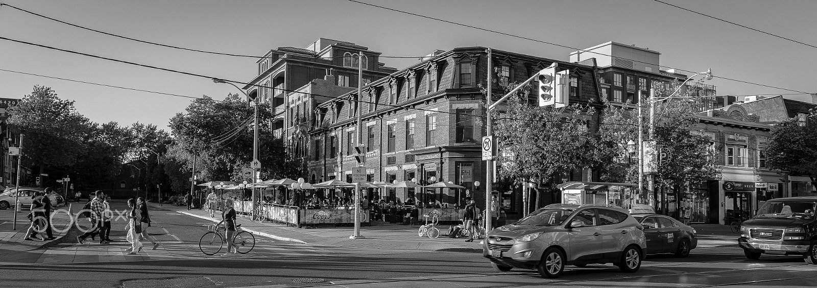 Sigma 24mm F1.4 DG HSM Art sample photo. Toronto⏐walking on queen photography