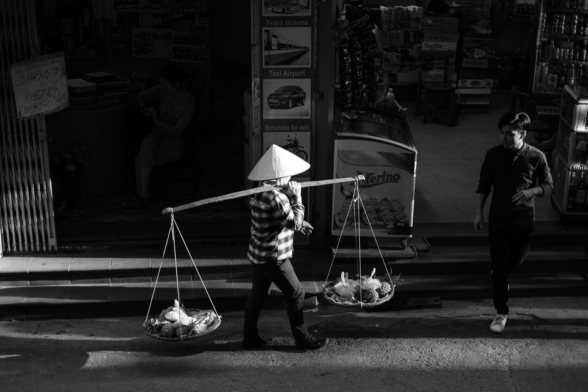 Fujifilm X-Pro2 + Fujifilm XF 35mm F1.4 R sample photo. Hanoi street vendor photography