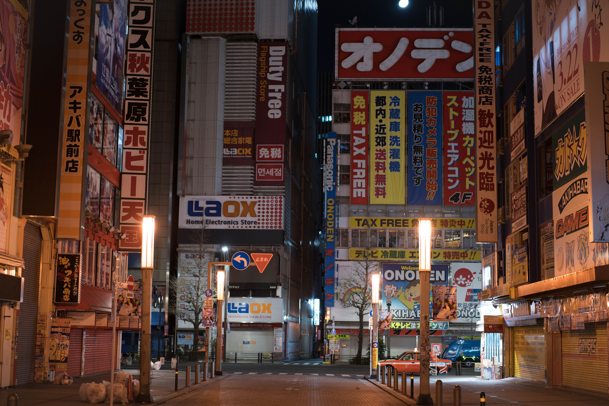 ZEISS Otus 55mm F1.4 sample photo. Akihabara midnight photography