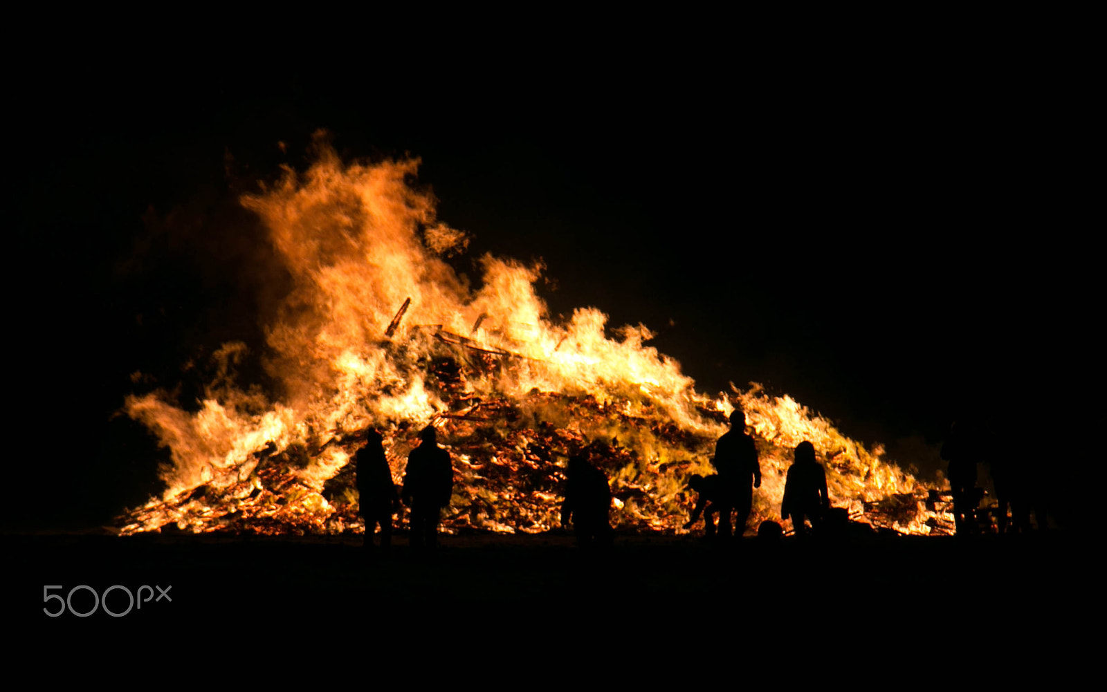Canon EOS 70D + Canon EF-S 17-85mm F4-5.6 IS USM sample photo. New years eve bonfire, grindavik, iceland photography