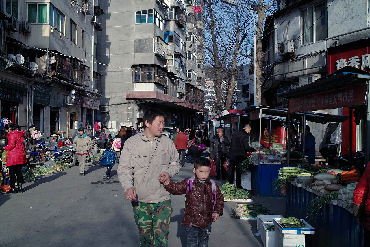 Sigma DP2 sample photo. Father and son in the street market photography