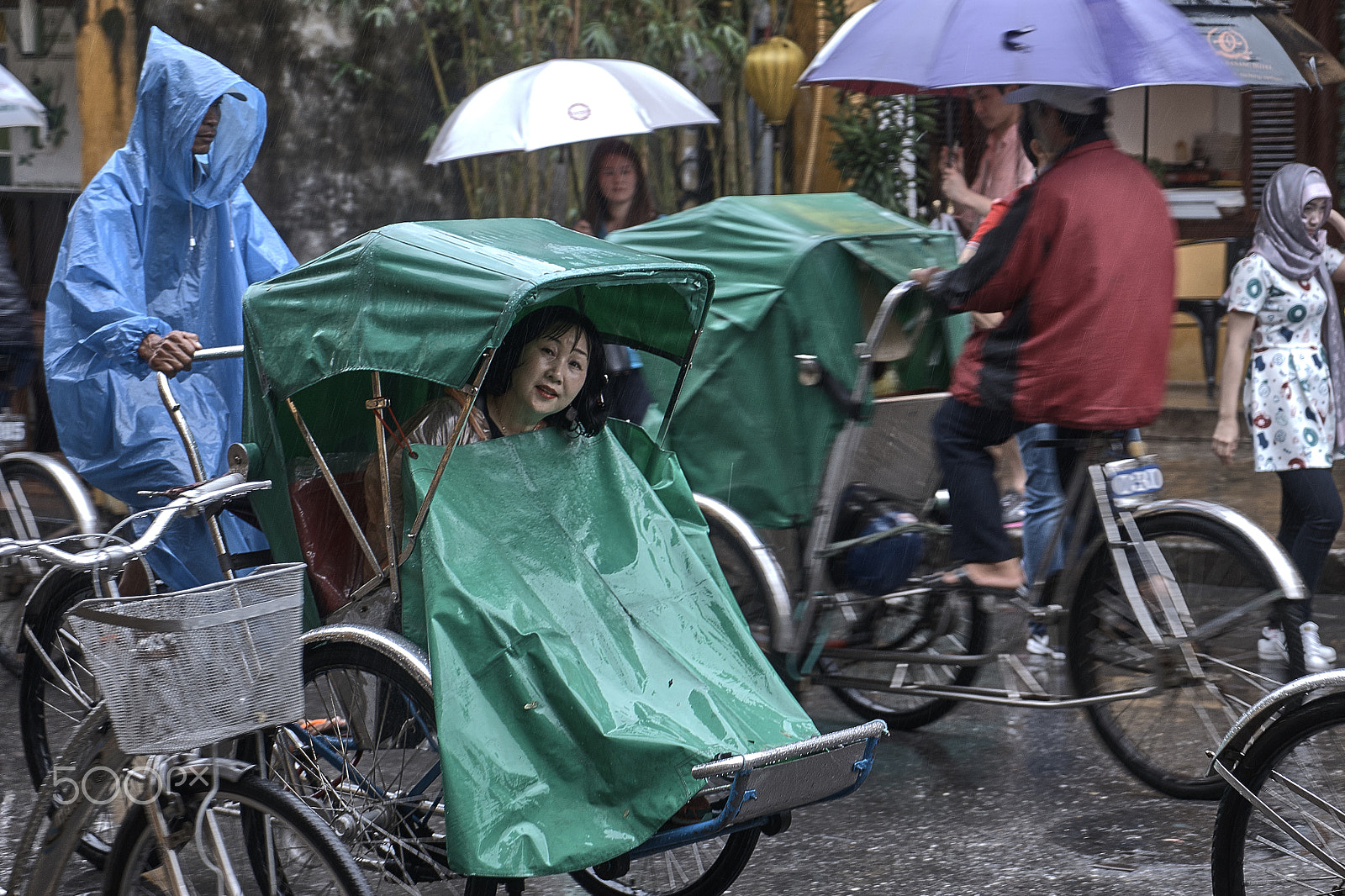 Sony a7 sample photo. Tuk tuk bajo la lluvia photography