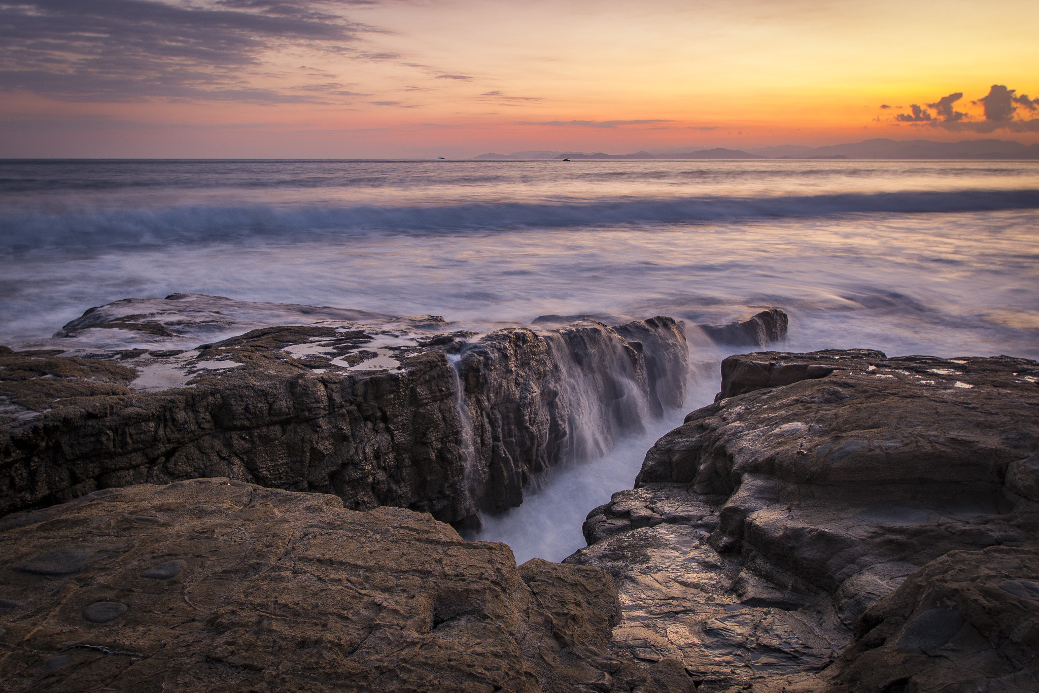Nikon D7200 sample photo. Wet rocks at sunset photography