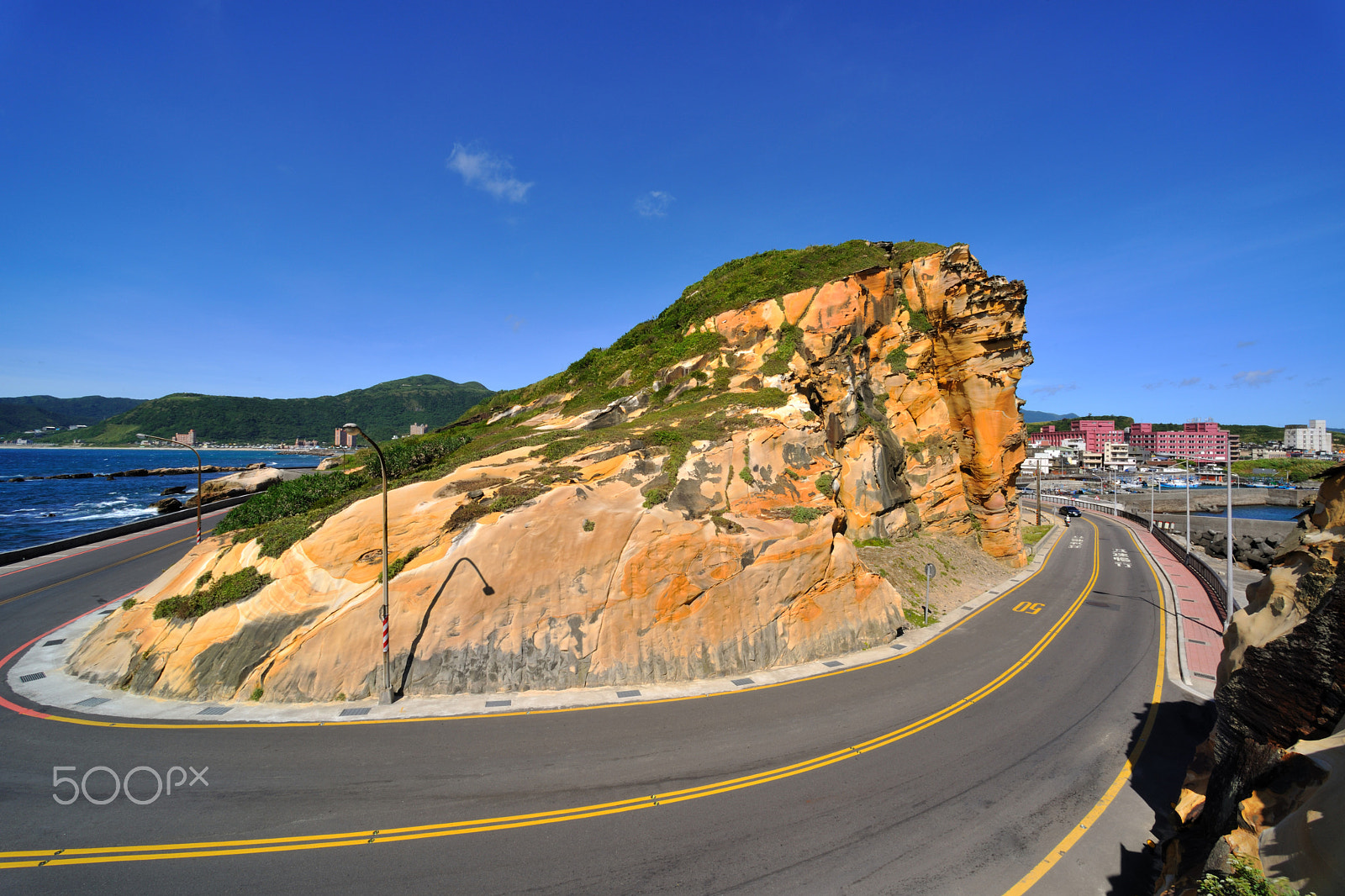 Nikon D3X + Nikon AF Nikkor 14mm F2.8D ED sample photo. 路,山,水,岩石,交通,海邊,海岸 photography