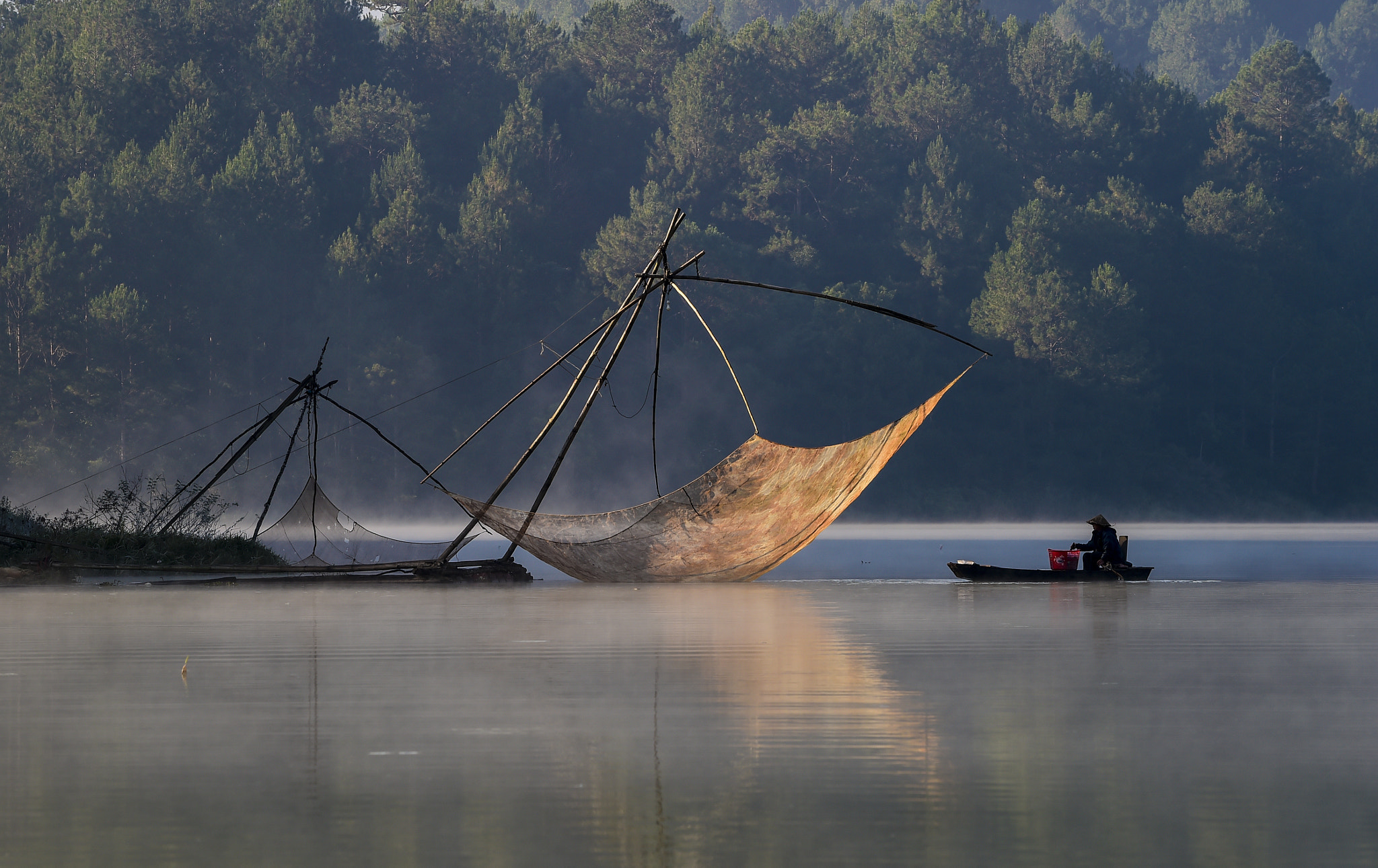 Nikon D4S + Nikon AF-S Nikkor 70-200mm F4G ED VR sample photo. Visit the fishing net in tuyen lam lake photography