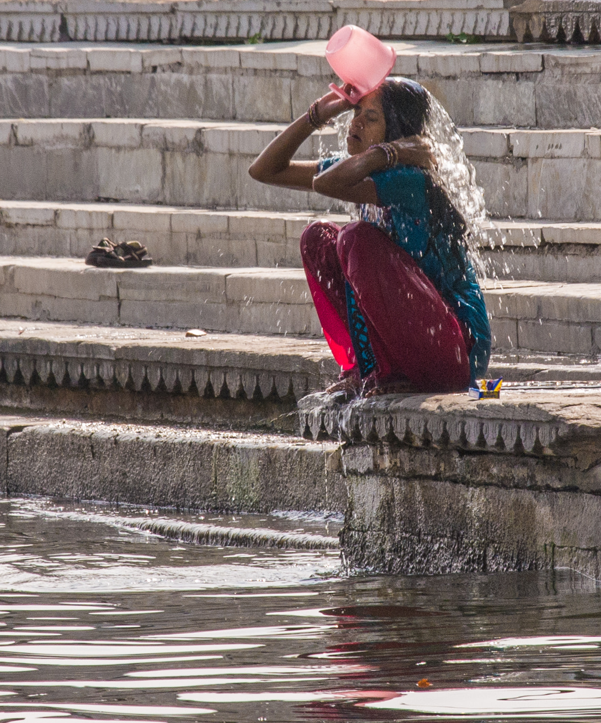 Olympus E-5 + Olympus Zuiko Digital ED 50-200mm F2.8-3.5 SWD sample photo. Indian shower photography