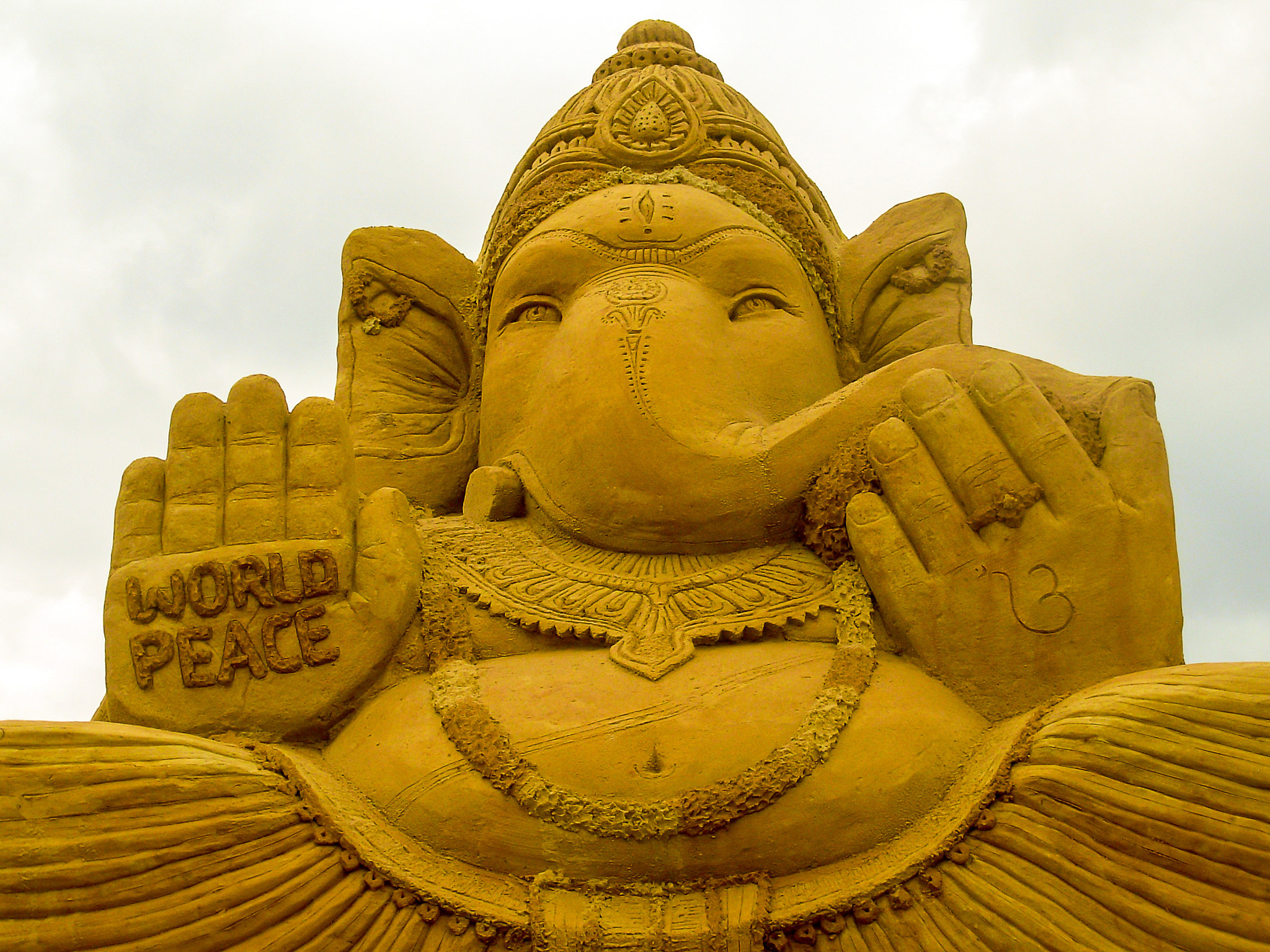 Nikon COOLPIX L1 sample photo. Ganesha made of sand photography