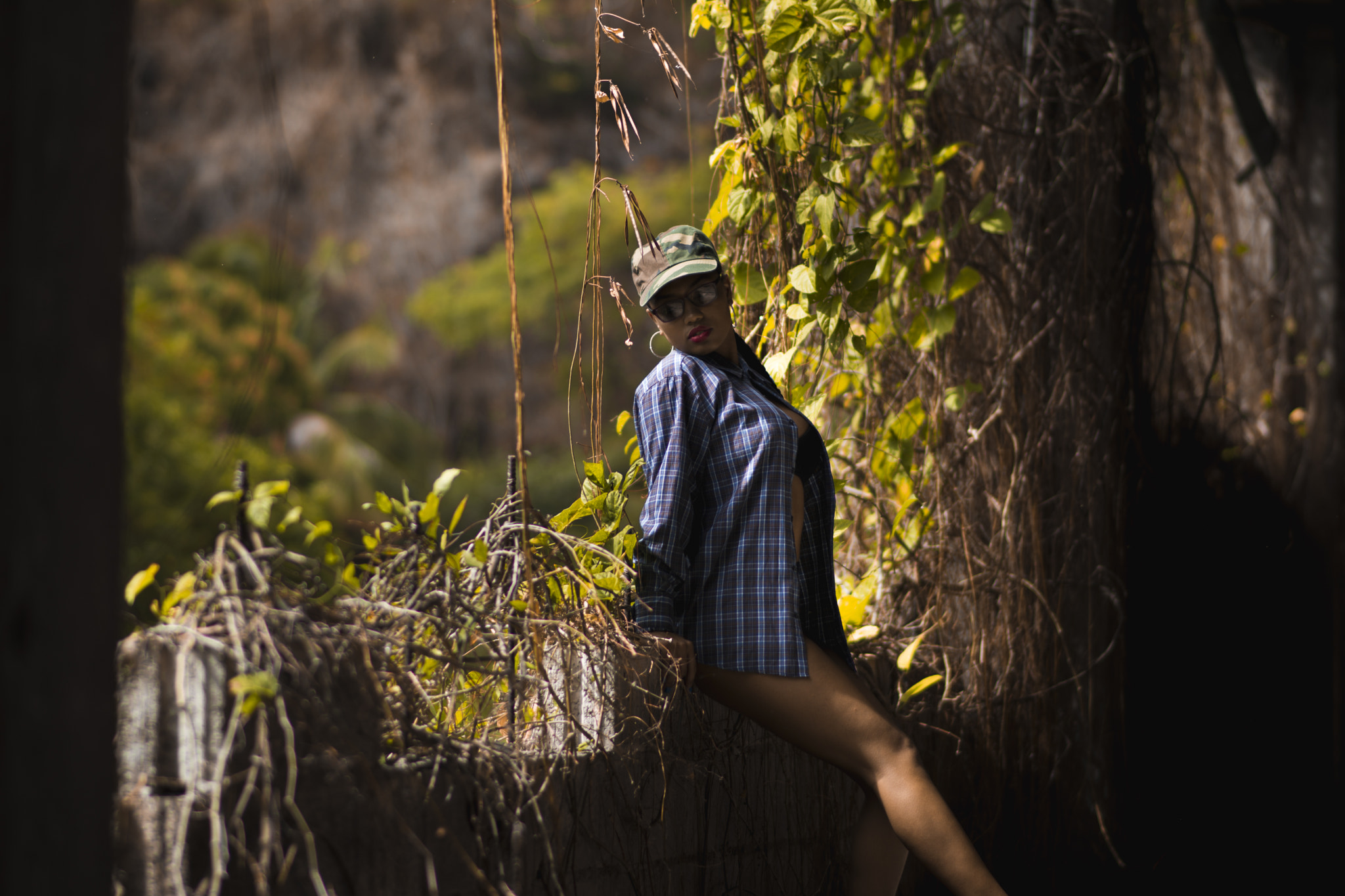 Nikon D7100 + Nikon AF-S Nikkor 85mm F1.8G sample photo. Stand watch photography
