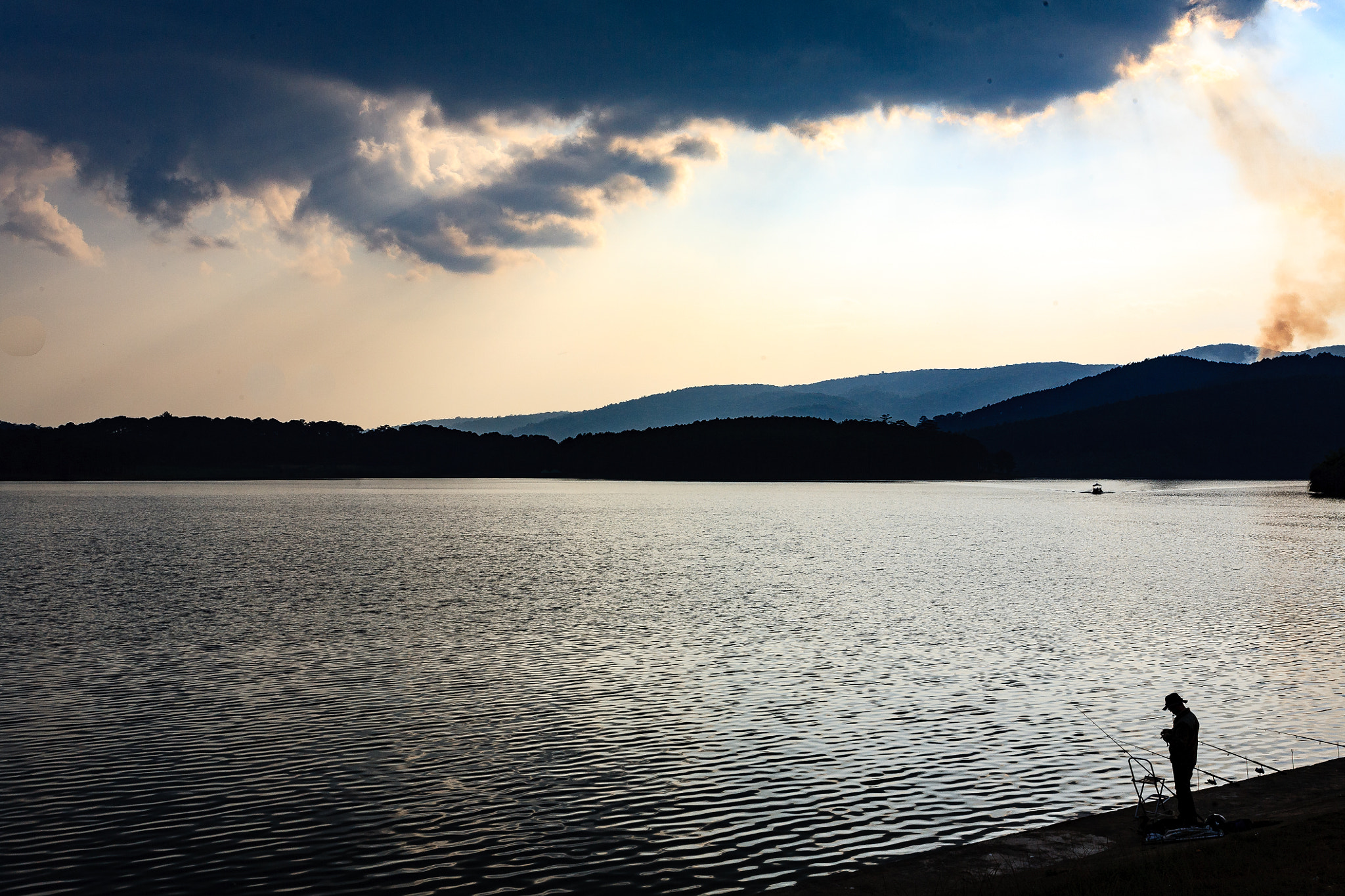 Canon EOS 5D + Canon EF 17-40mm F4L USM sample photo. Tuyen lam lake photography