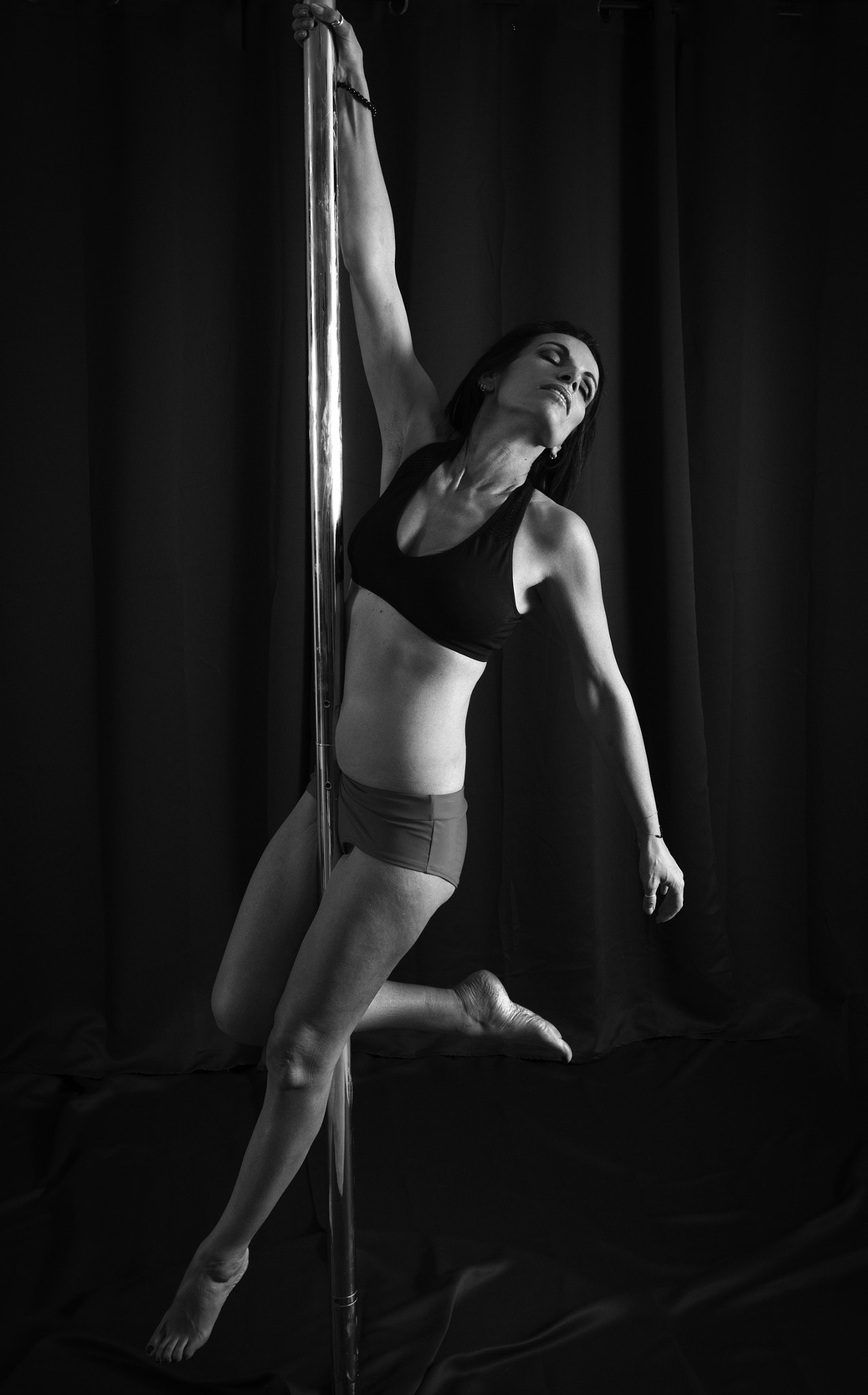 Canon EF 17-40mm F4L USM sample photo. Pole dance photography
