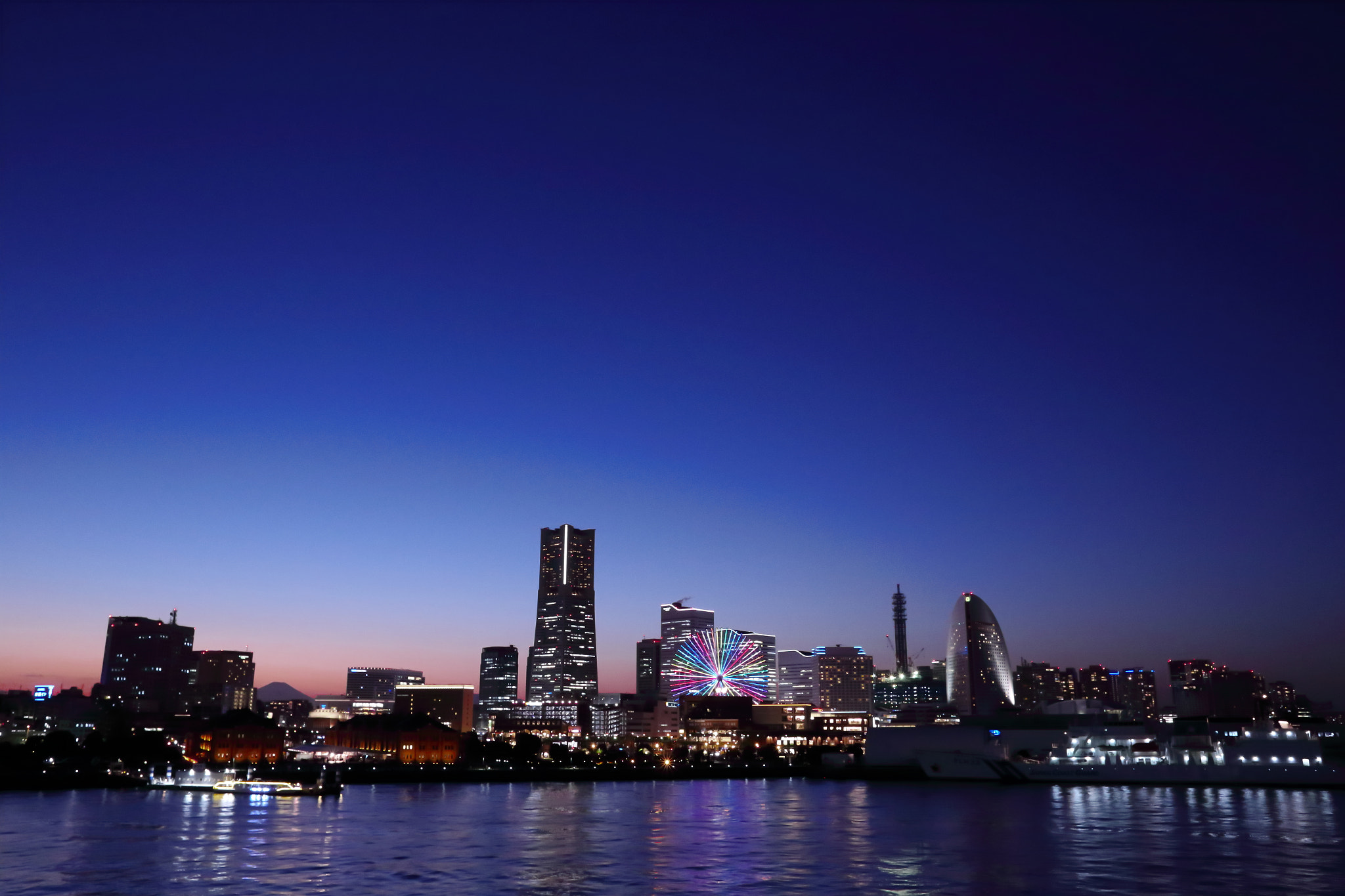 Canon EF 28mm F1.8 USM sample photo. Twilight cityscape, yokohama, minatomirai photography