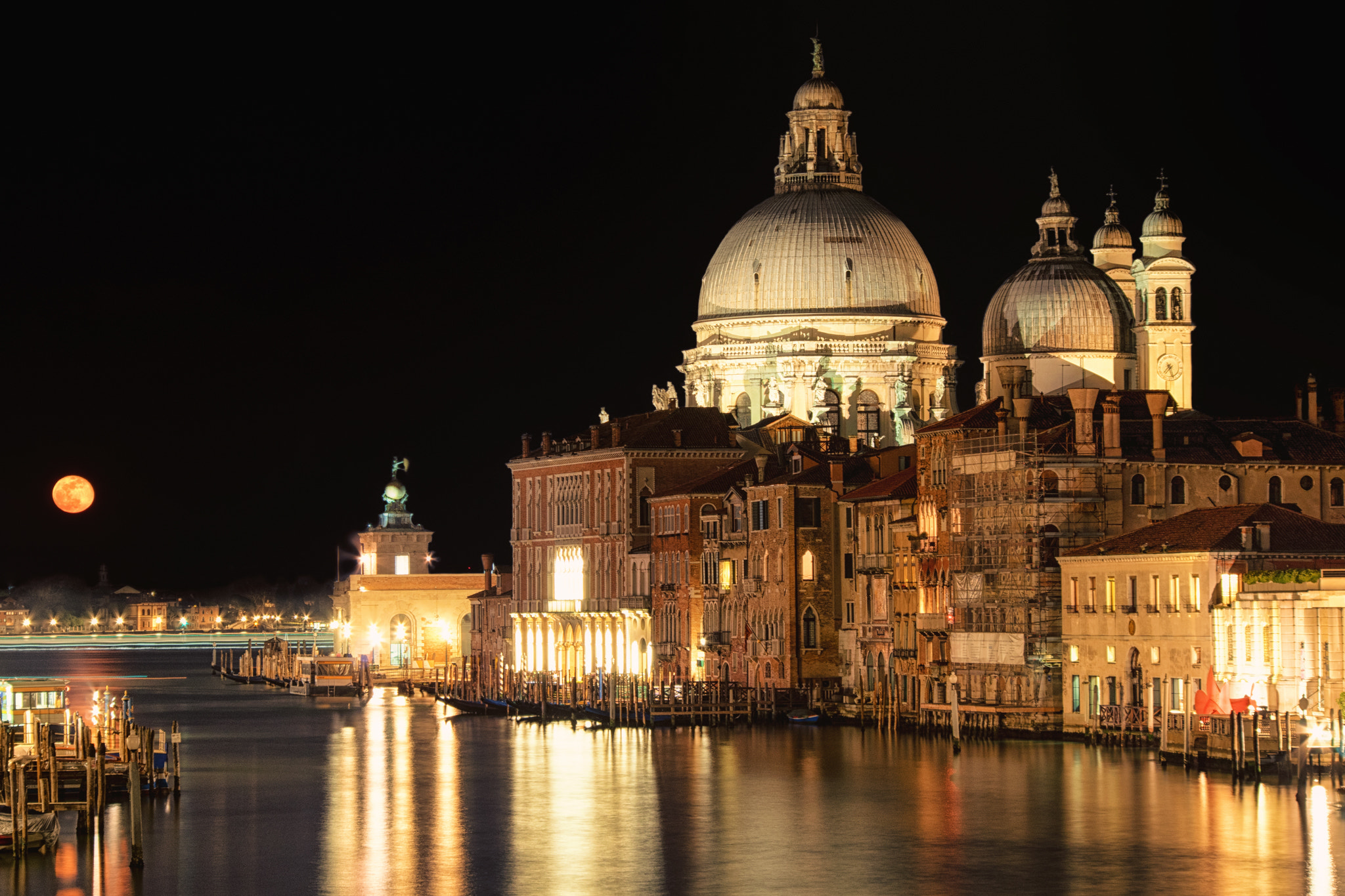 Pentax K-S2 + HD Pentax DA 55-300mm F4.0-5.8 ED WR sample photo. Full moon rising over grand canal - venice  photography