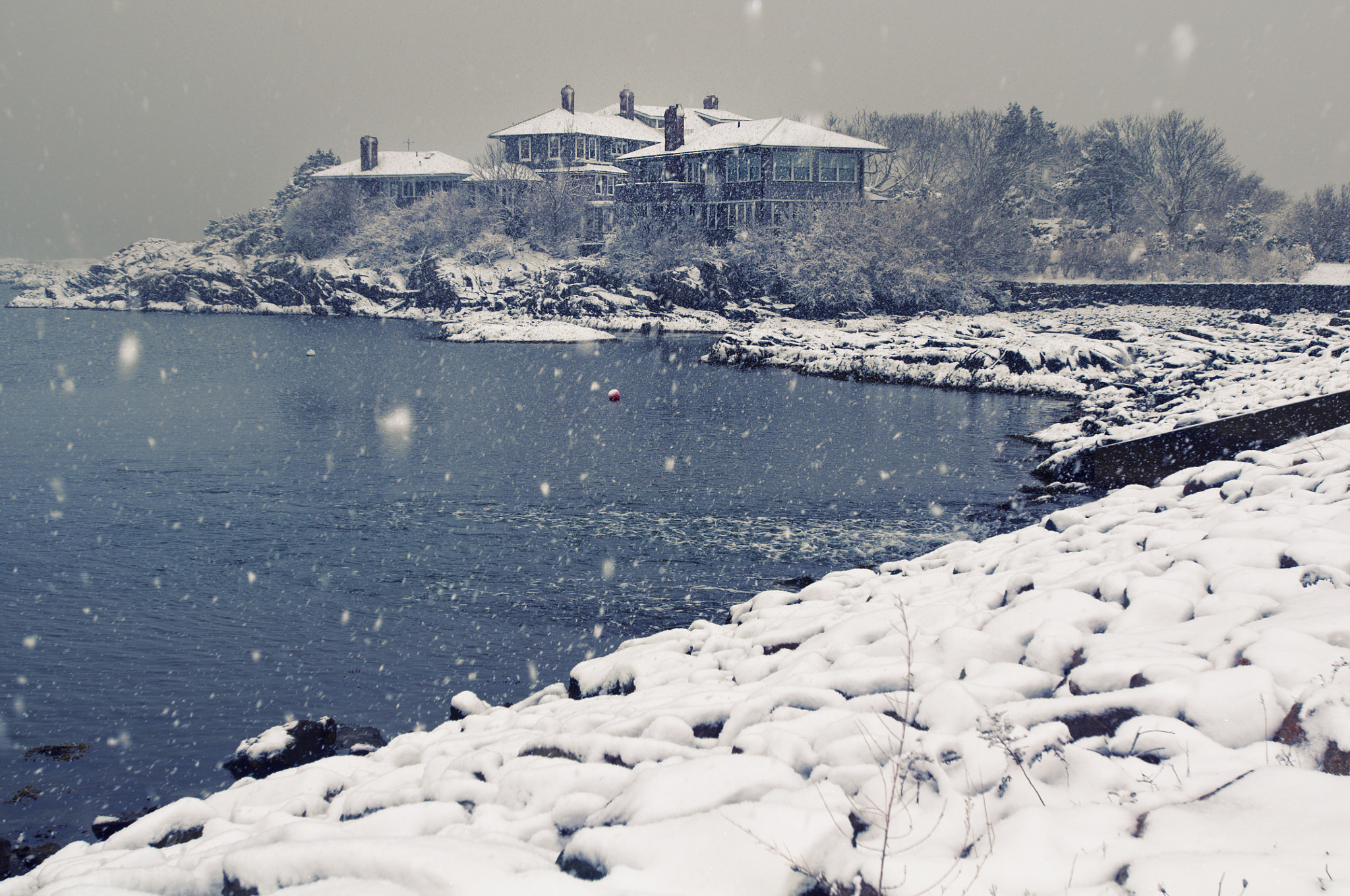 Nikon D90 + Nikon AF-S Nikkor 17-35mm F2.8D ED-IF sample photo. Last snowfall photography