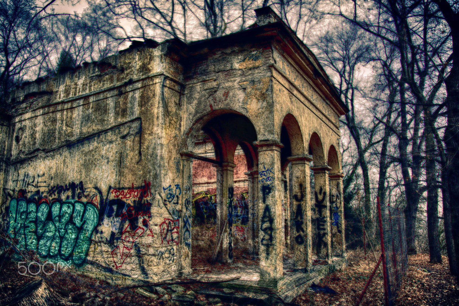 Nikon D5200 + 18.00 - 105.00 mm f/3.5 - 5.6 sample photo. Ten starý dům se rozpadá / this old house falls apart photography