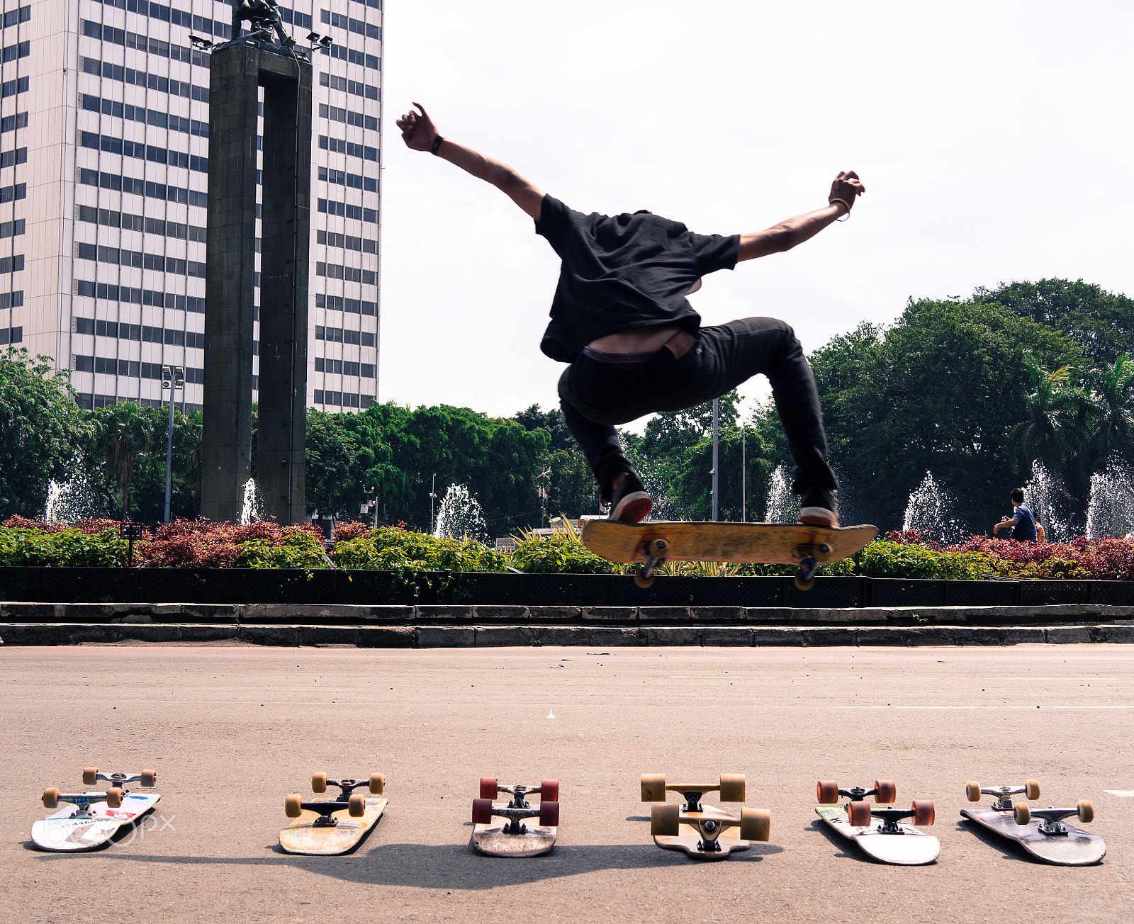 Olympus OM-D E-M10 II + LUMIX G 25/F1.7 sample photo. Flying with my skateboard photography