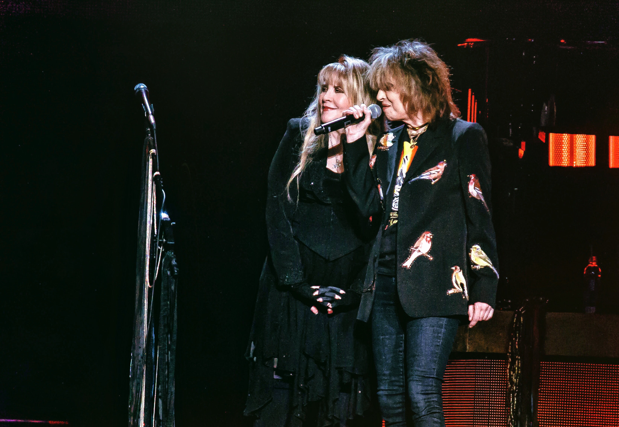 Canon EOS 600D (Rebel EOS T3i / EOS Kiss X5) sample photo. Stevie nicks joined on stage by chrissie hynde (th ... photography