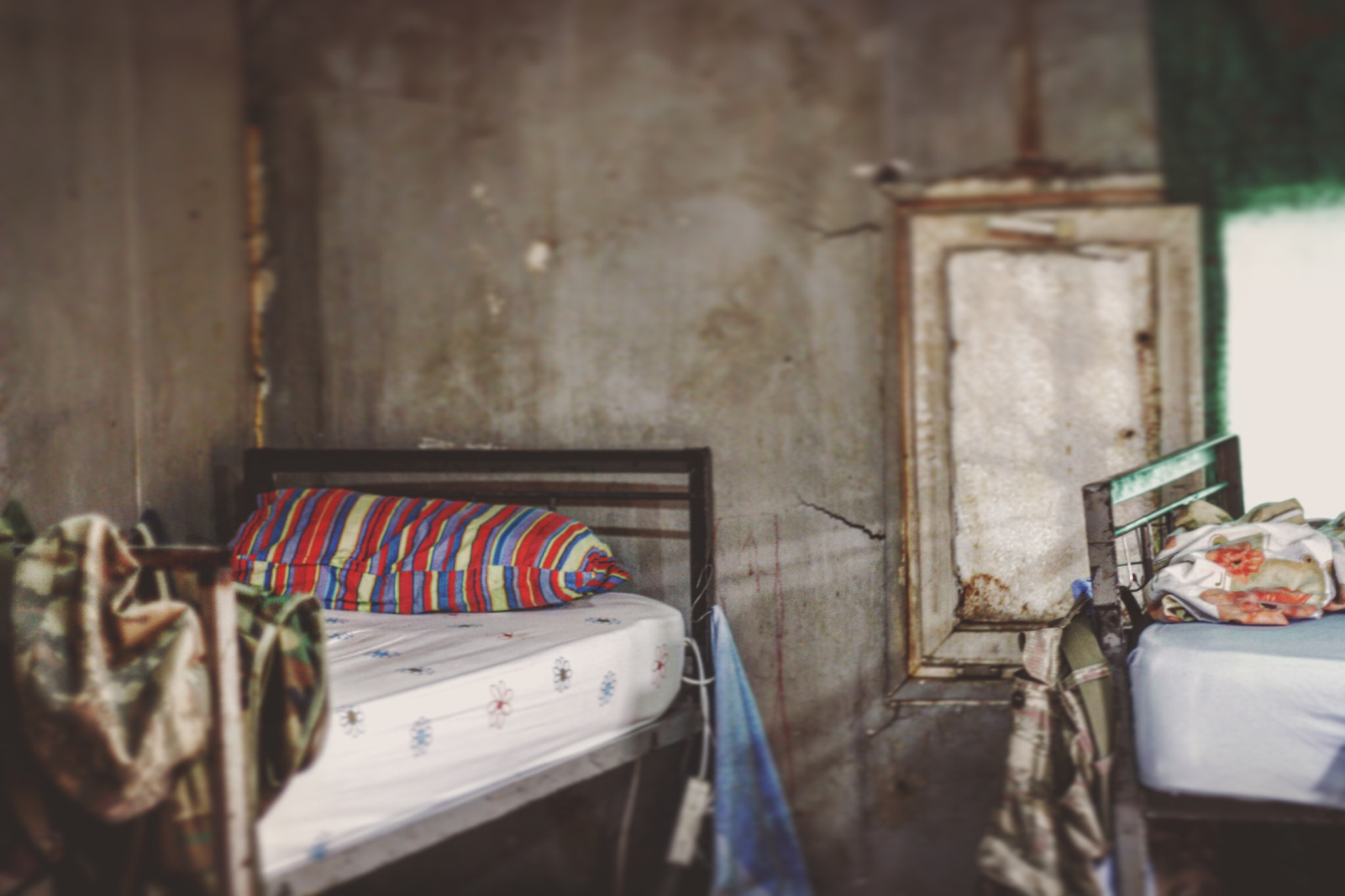 Canon EOS 700D (EOS Rebel T5i / EOS Kiss X7i) + Canon EF 50mm F1.8 II sample photo. Photograph of poverty photography