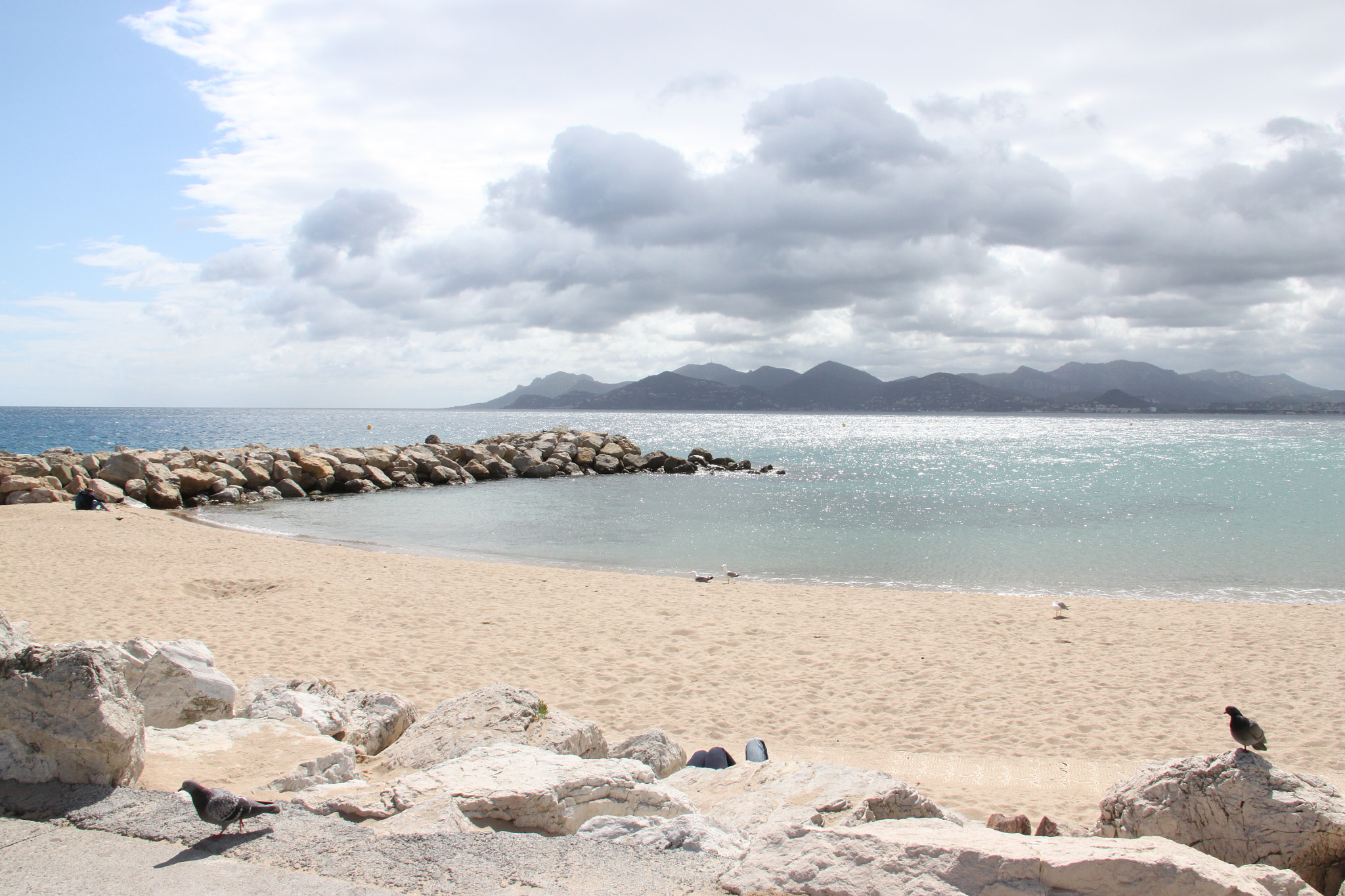 Canon EF-S 18-200mm F3.5-5.6 IS sample photo. A beach with rocks photography