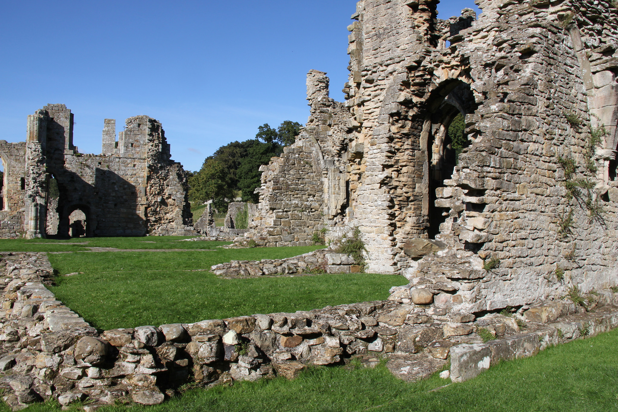 Canon EF-S 18-200mm F3.5-5.6 IS sample photo. Abbey ruins photography