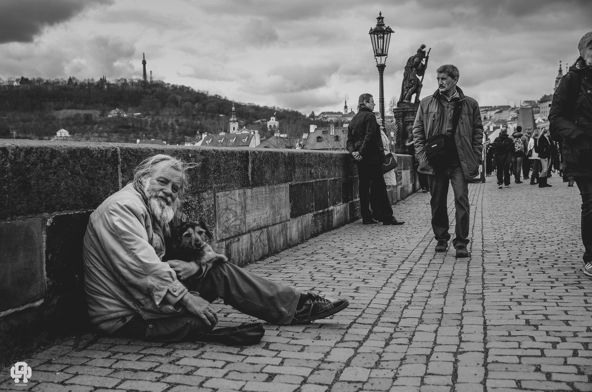 Nikon D7000 + Sigma 17-70mm F2.8-4 DC Macro OS HSM | C sample photo. Indifference, charles bridge. photography