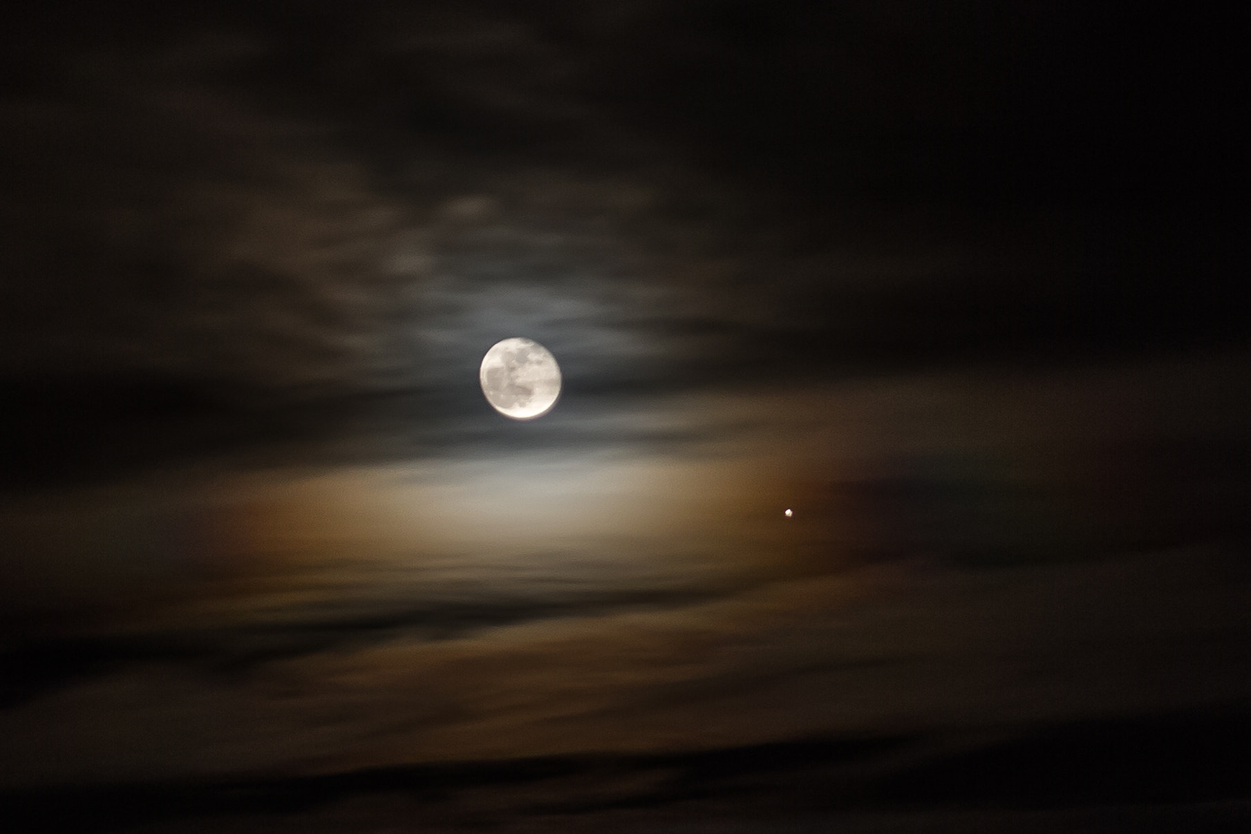 Canon EOS 550D (EOS Rebel T2i / EOS Kiss X4) sample photo. Cloudy moon photography