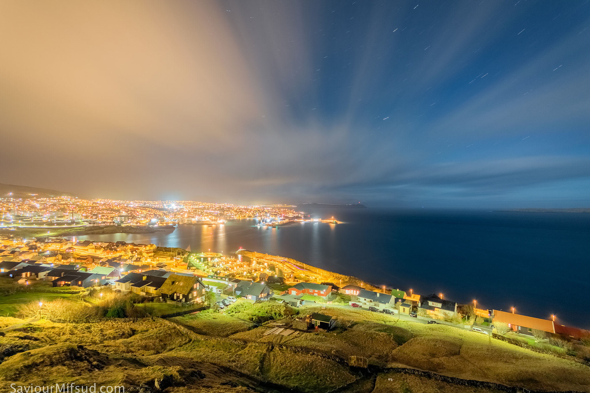 Canon EOS 750D (EOS Rebel T6i / EOS Kiss X8i) + Sigma 10-20mm F4-5.6 EX DC HSM sample photo. Torshavn by night photography