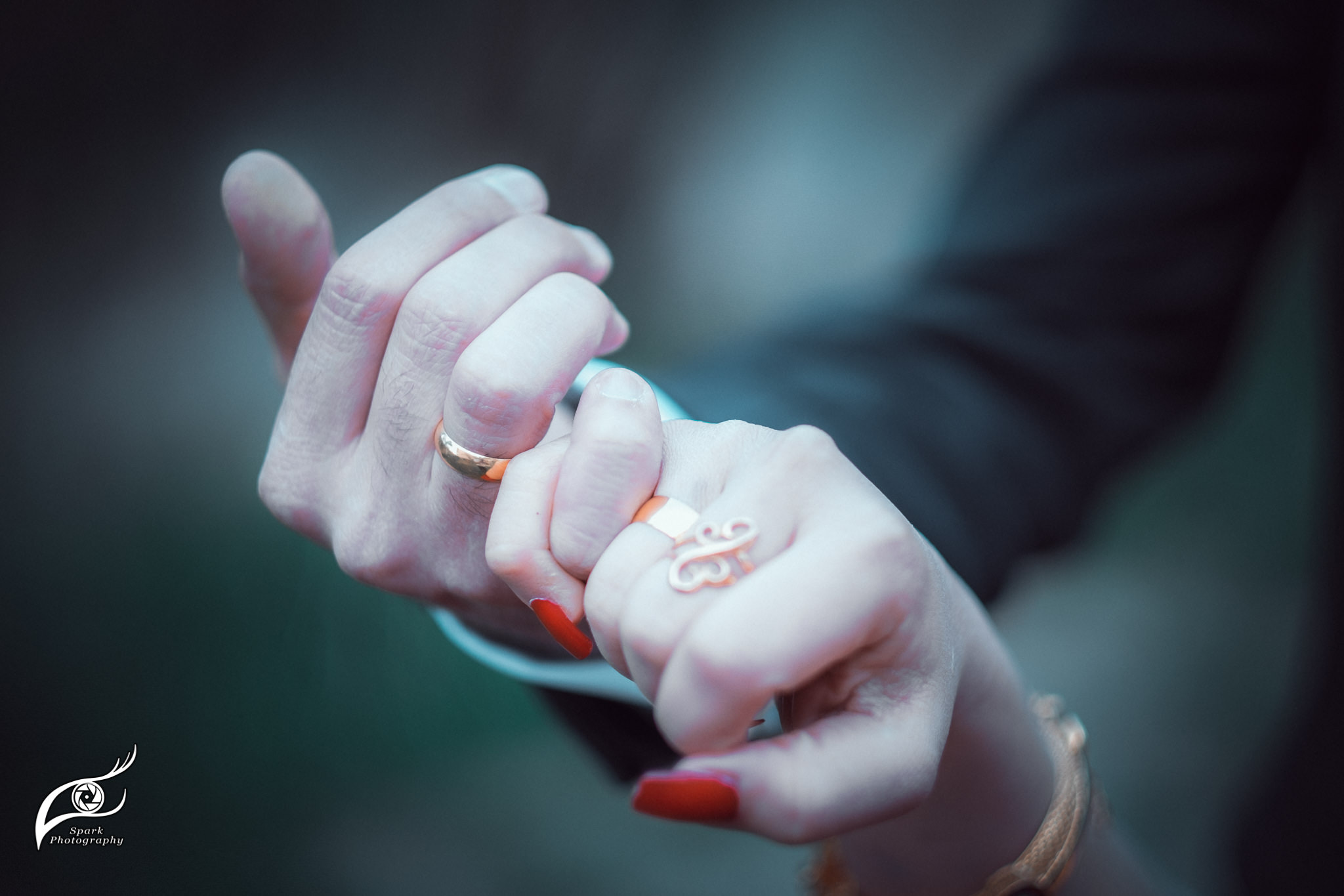 Fujifilm X-T1 + Fujifilm XF 56mm F1.2 R sample photo. Bride and groom crossing their fingers photography